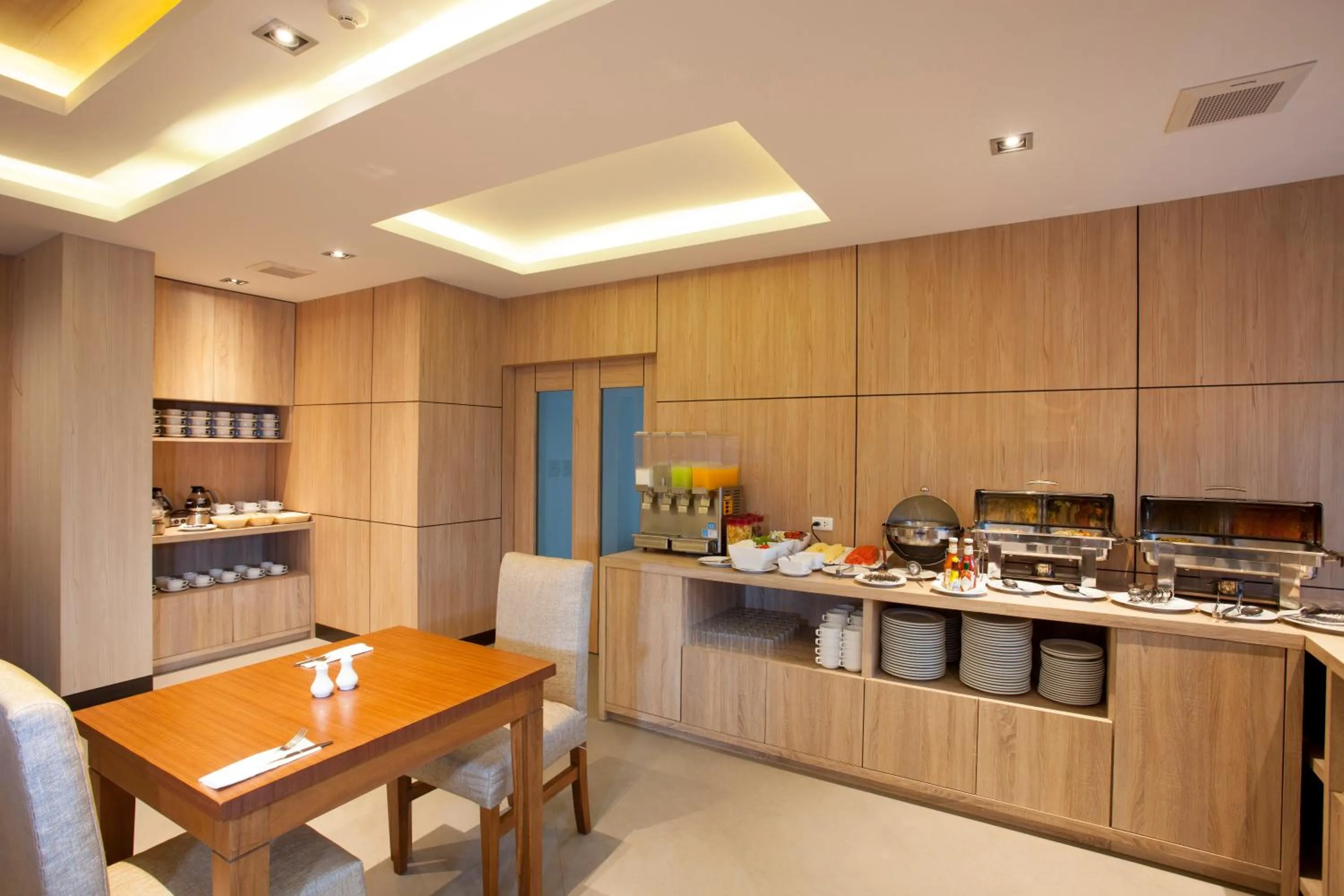 Restaurant/places to eat in Paripas Patong Resort