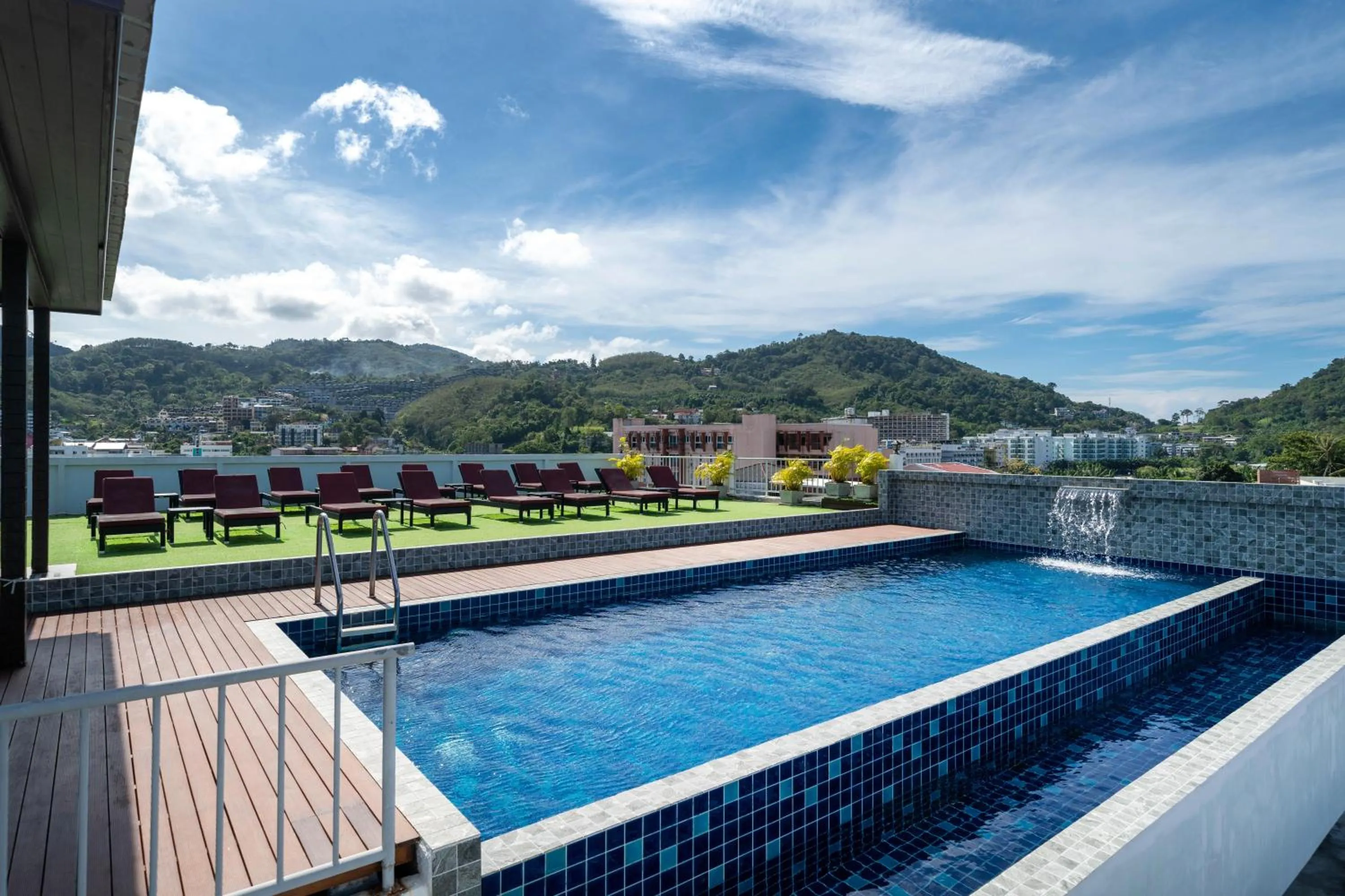 Swimming pool in Paripas Patong Resort
