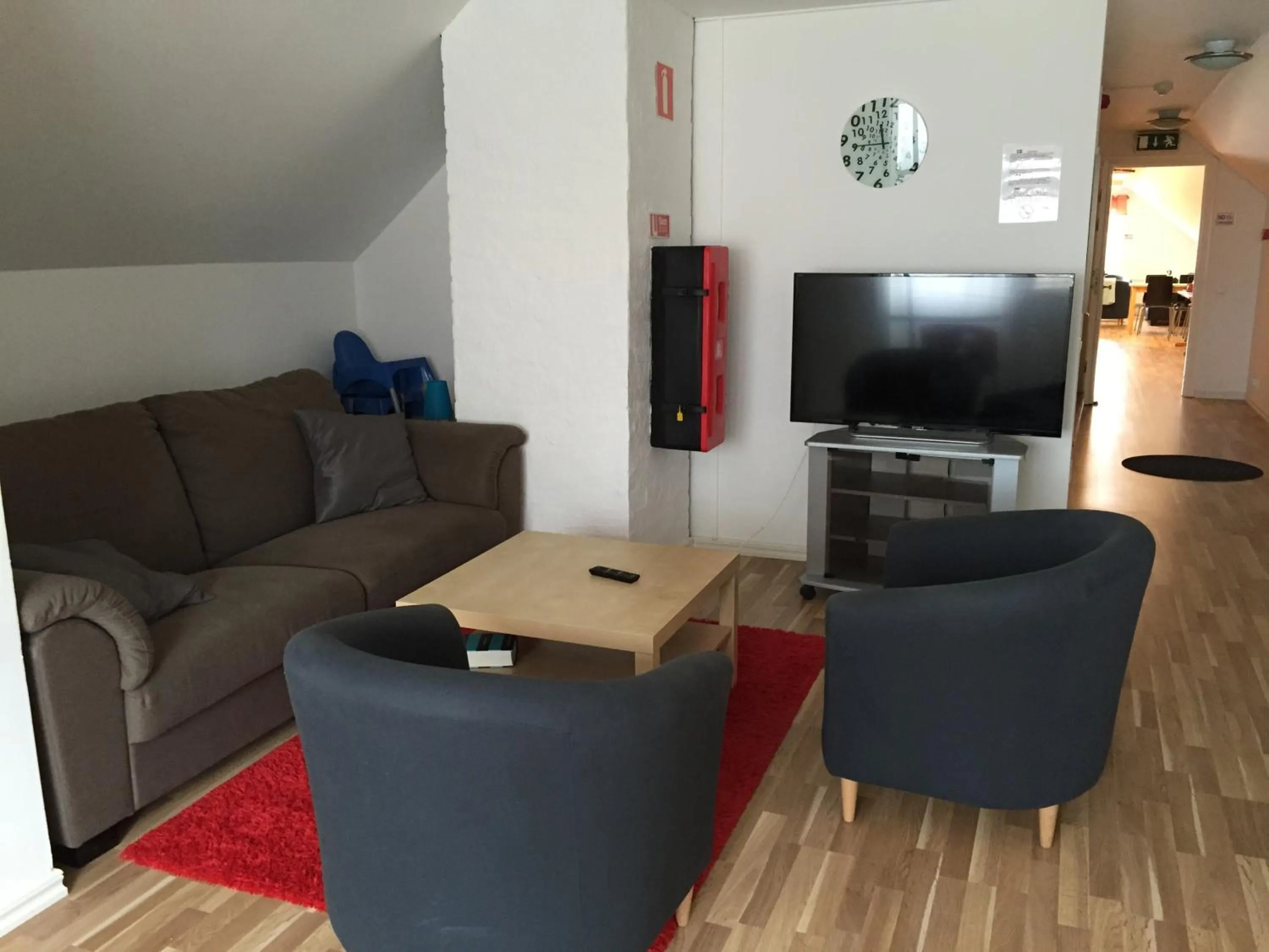 Communal lounge/ TV room in Bruksparkens Hostel