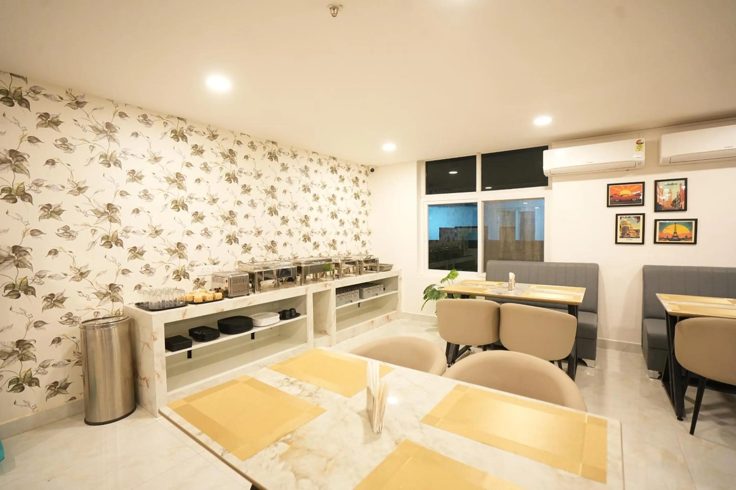 Restaurant/places to eat in Elite Hotel HITECH