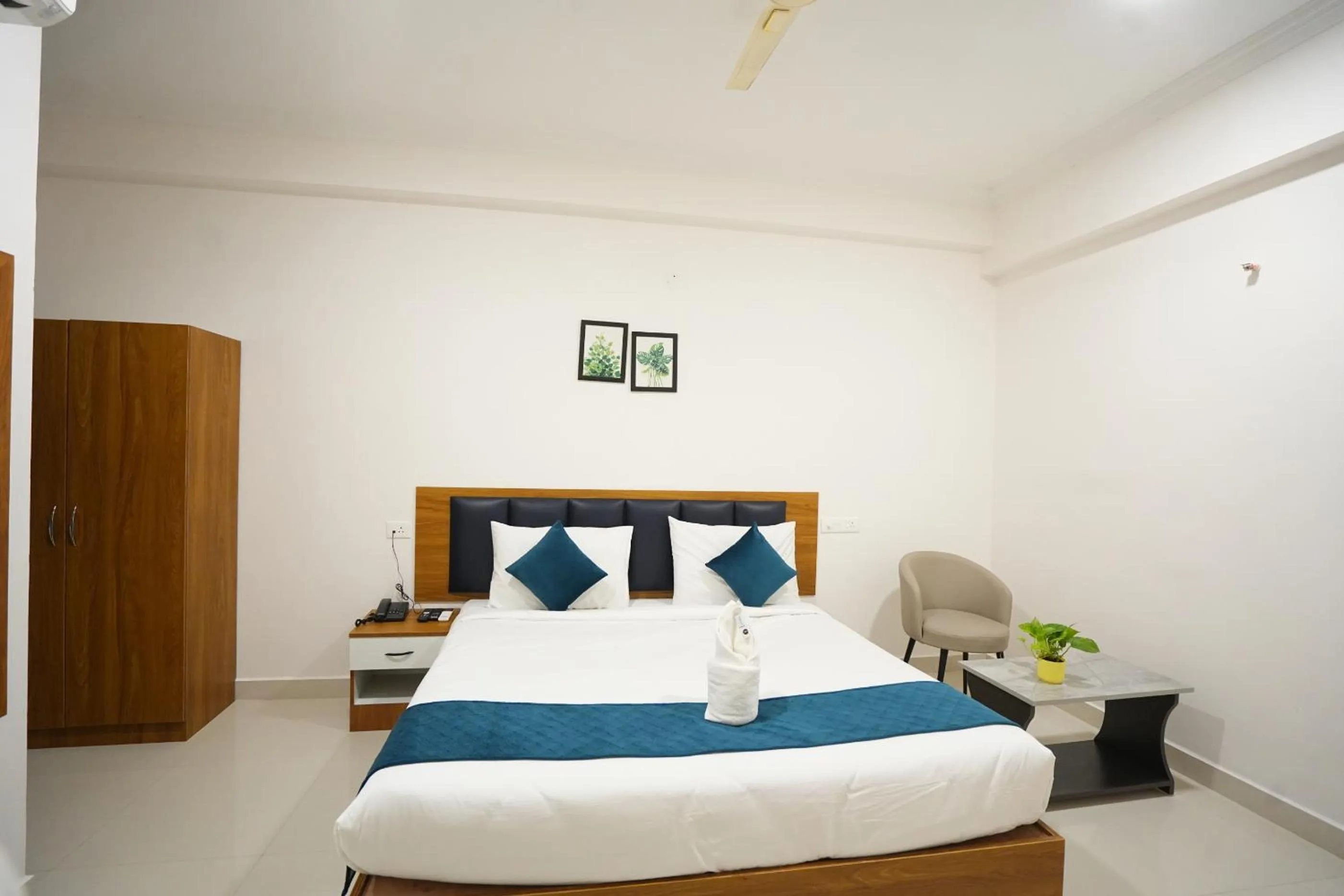 Bed in Elite Hotel HITECH