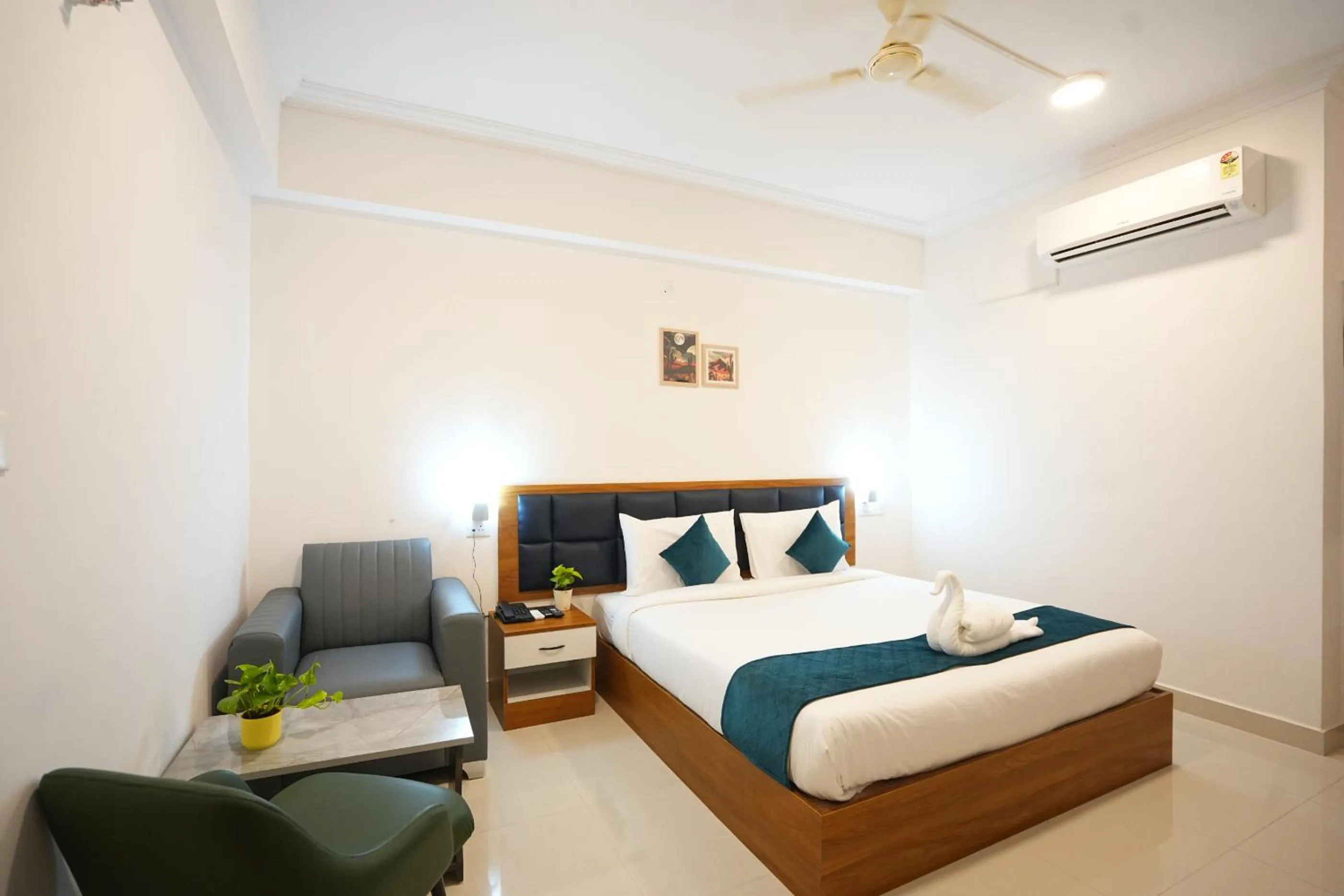 Bed in Elite Hotel HITECH