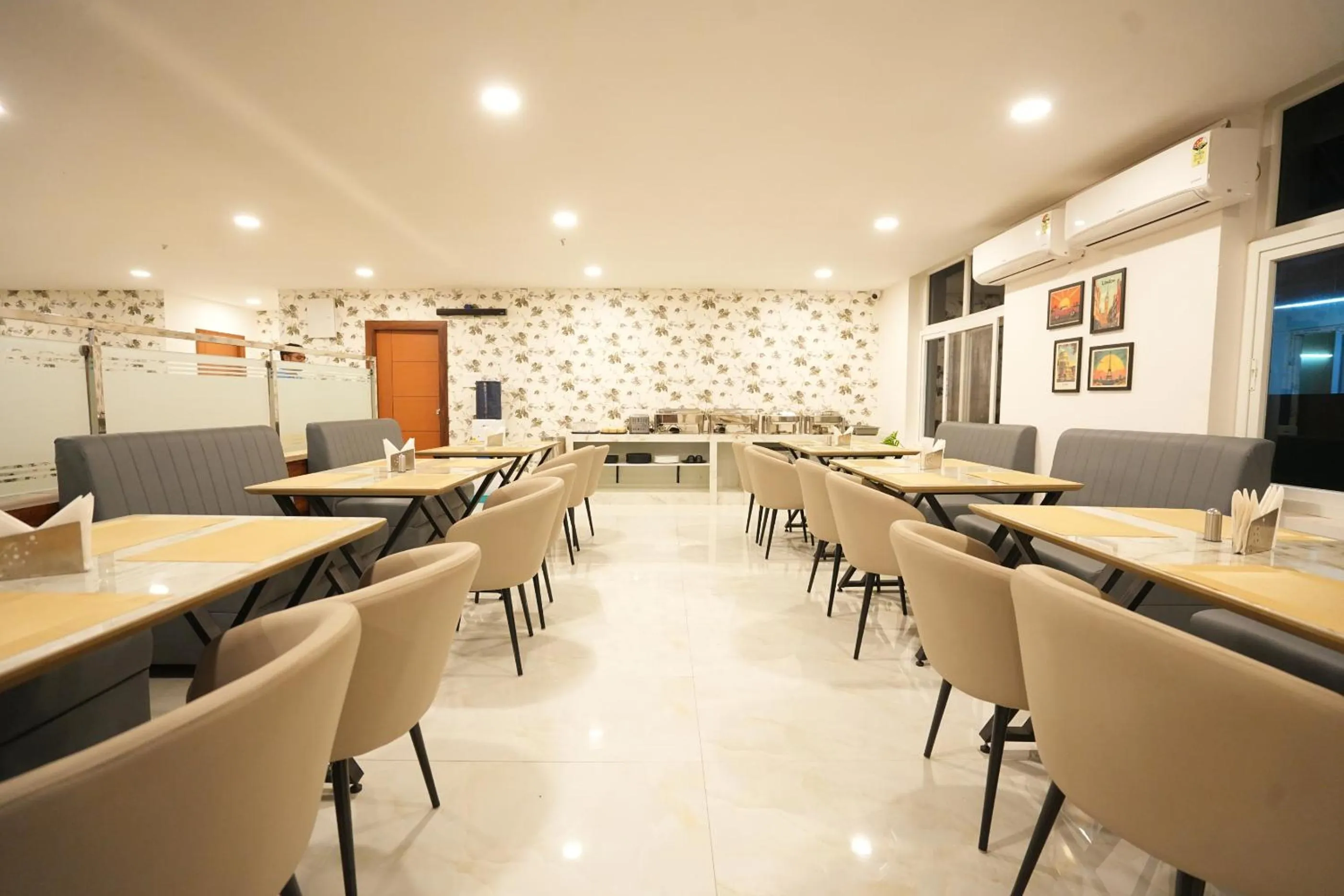 Restaurant/places to eat in Elite Hotel HITECH