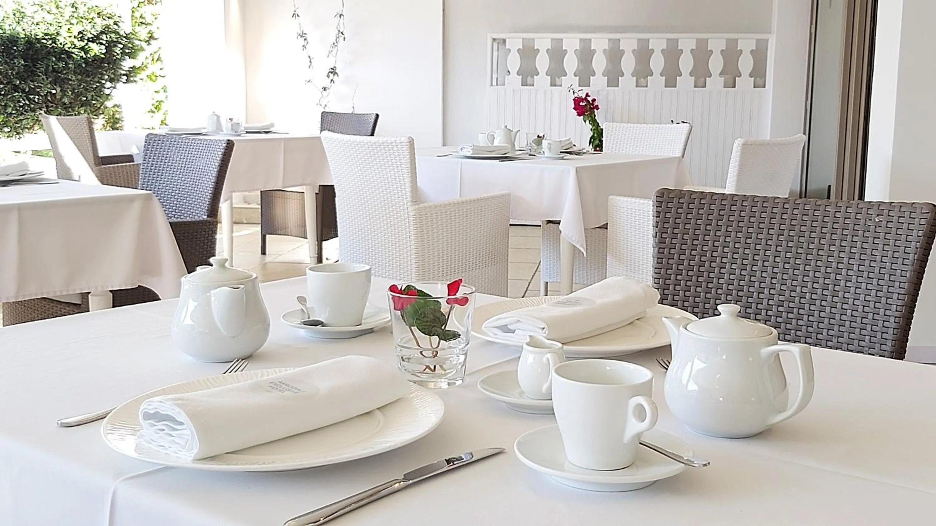 Restaurant/places to eat in Akrogiali Exclusive Hotel (Adults Only)