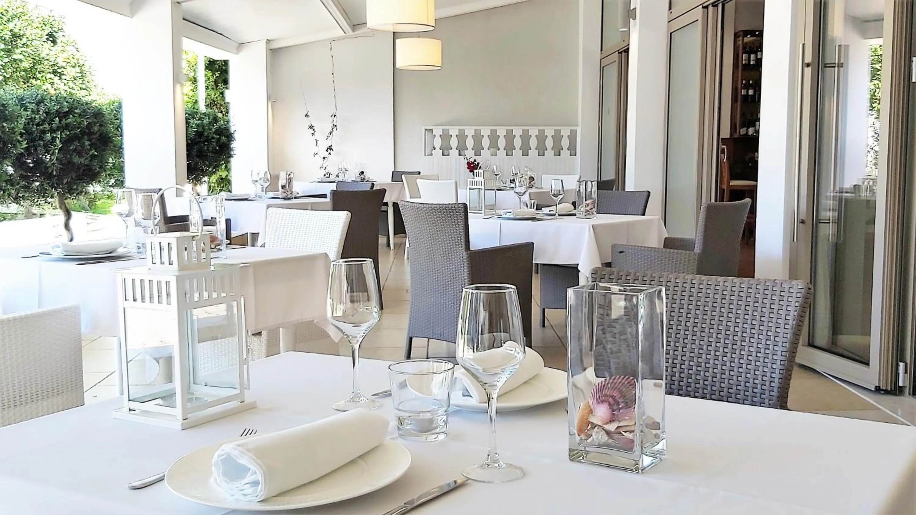 Restaurant/places to eat in Akrogiali Exclusive Hotel (Adults Only)