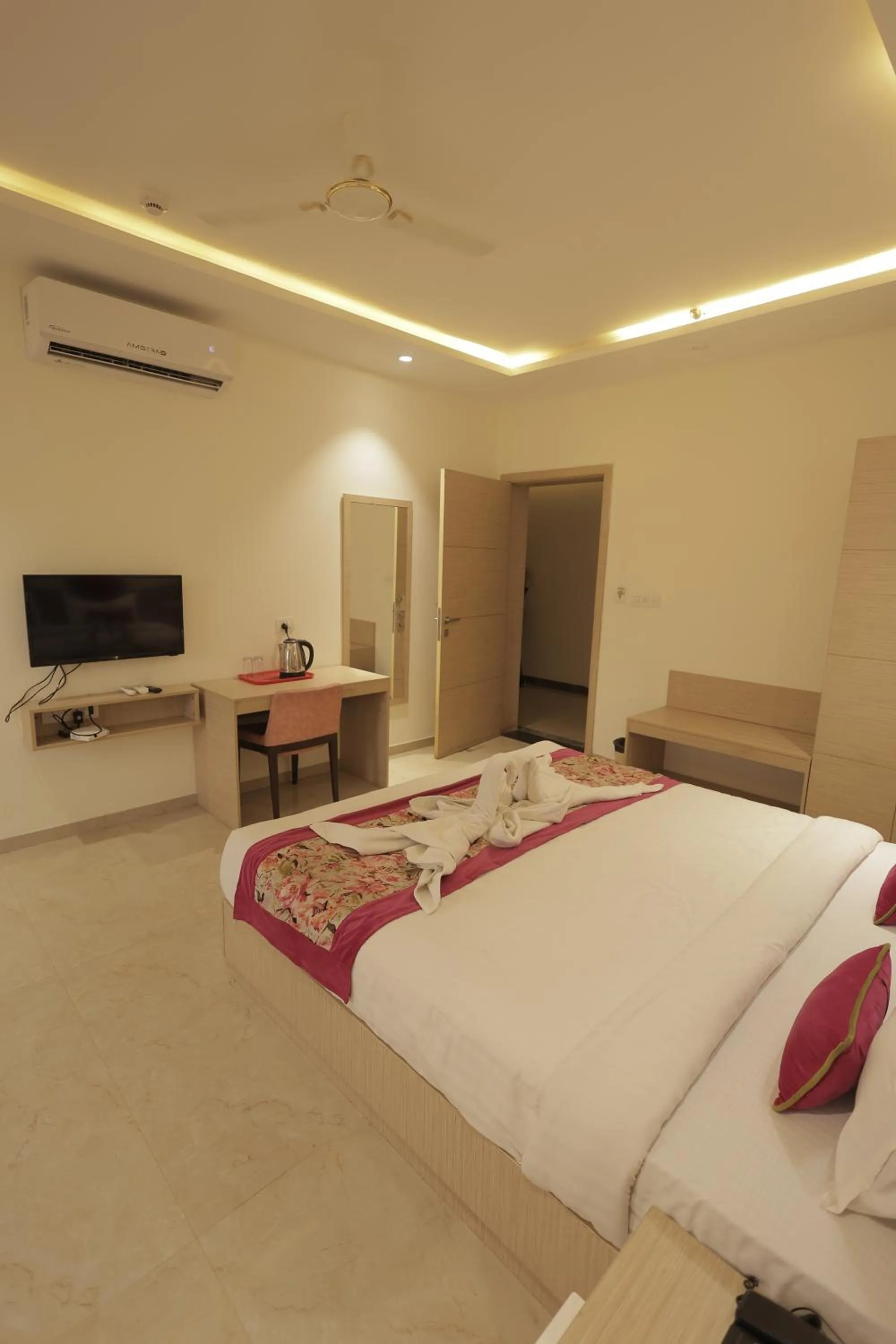 Bedroom, Bed in Hotel Grand Vasaante