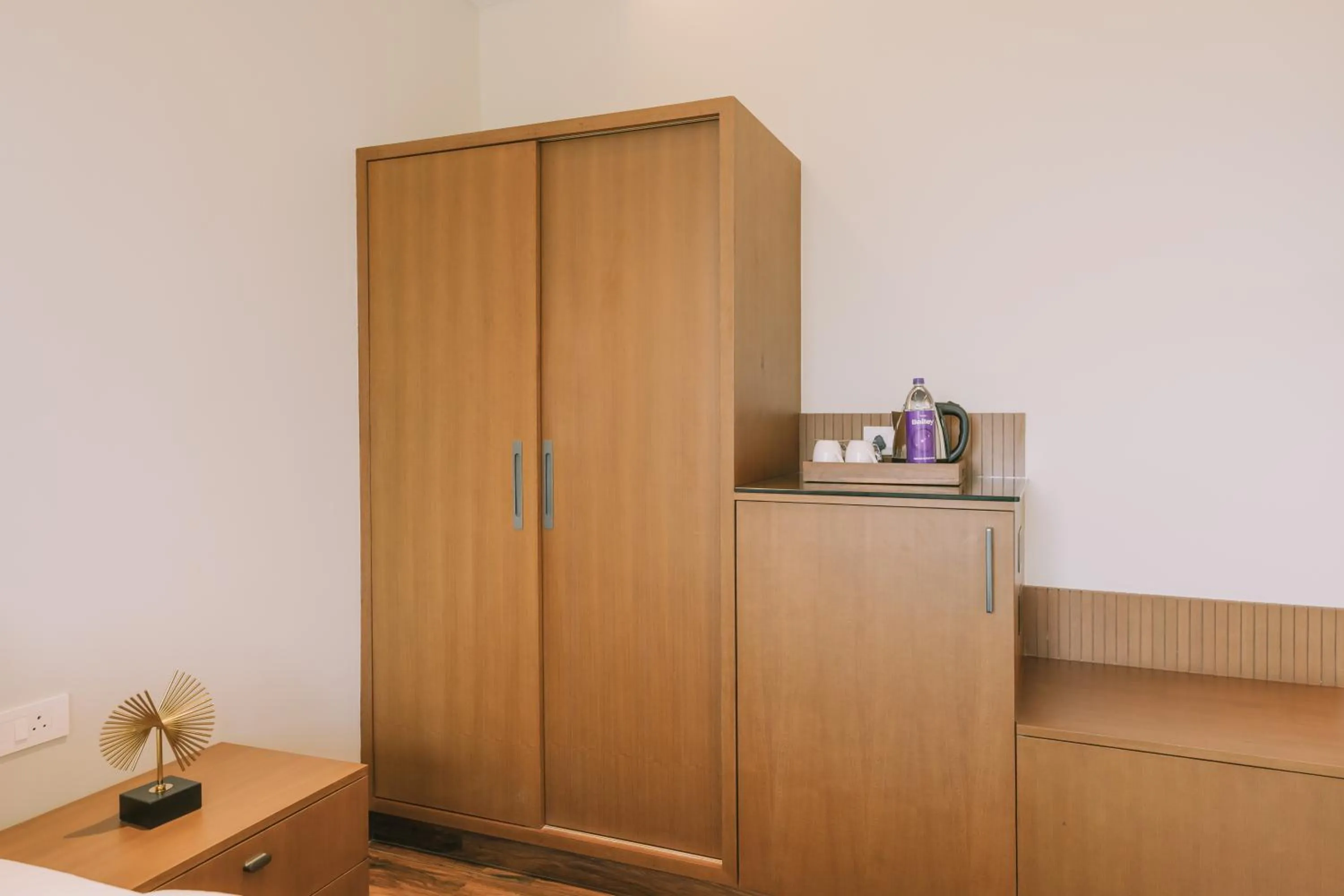 wardrobe in EVORA Resort and SPA