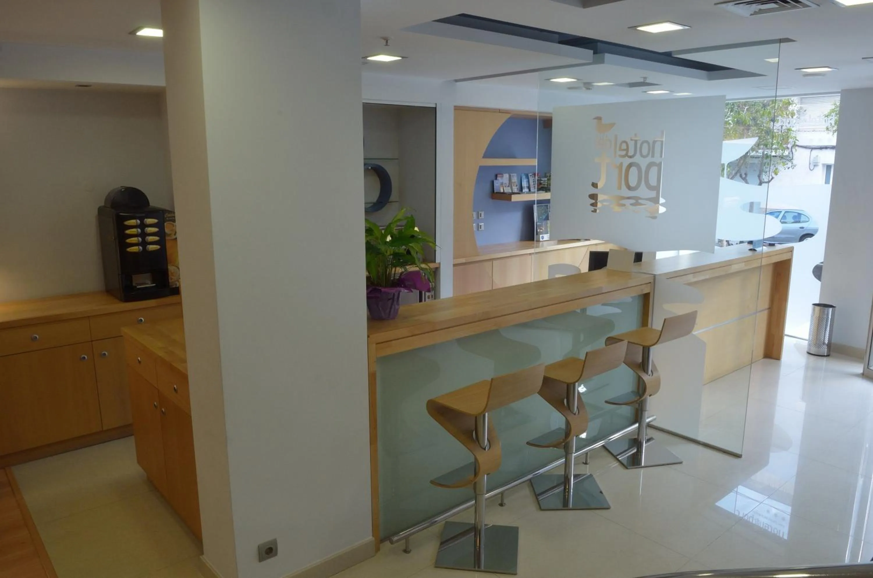 Restaurant/places to eat in Hotel del Port