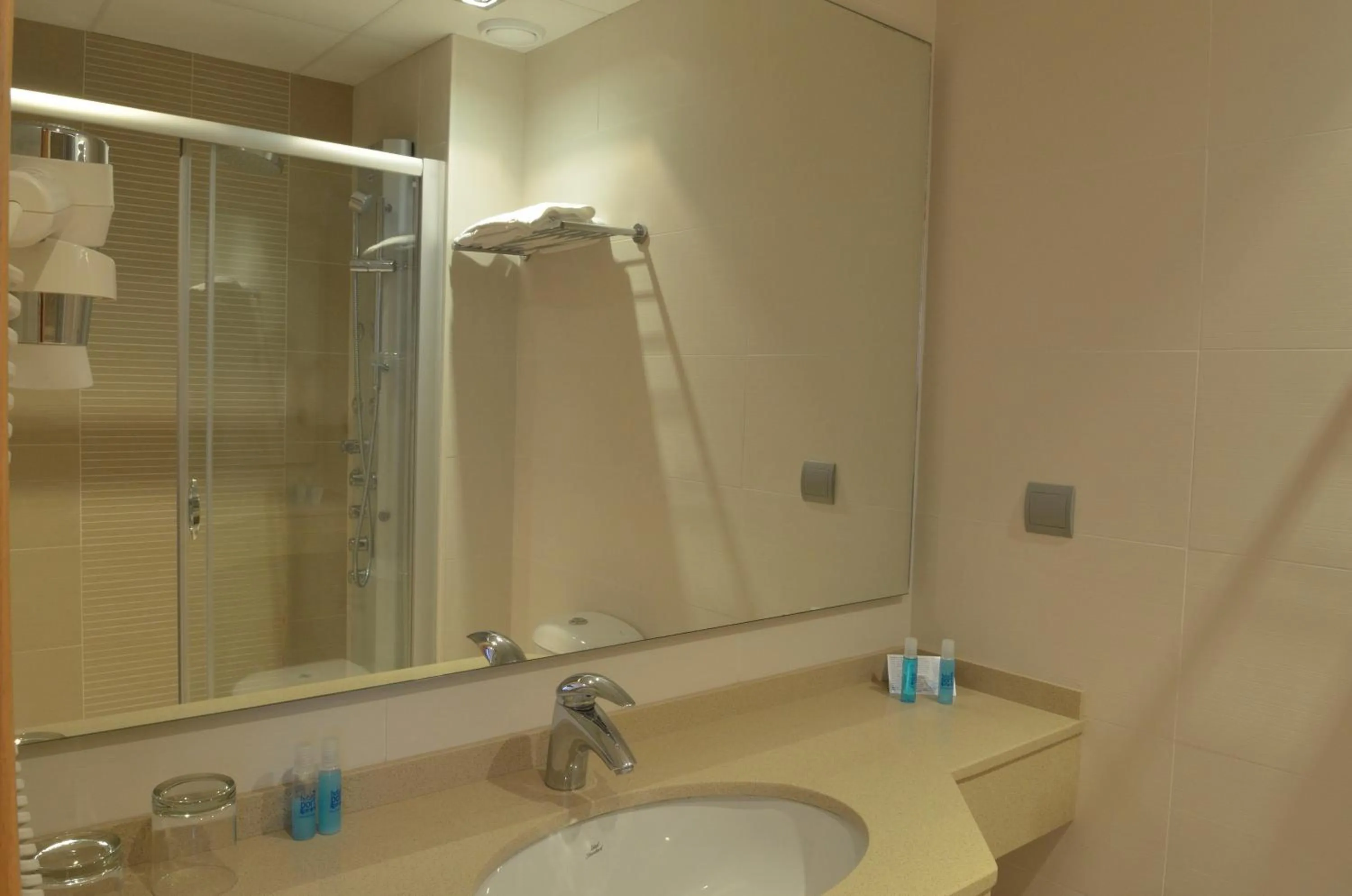 Bathroom in Hotel del Port