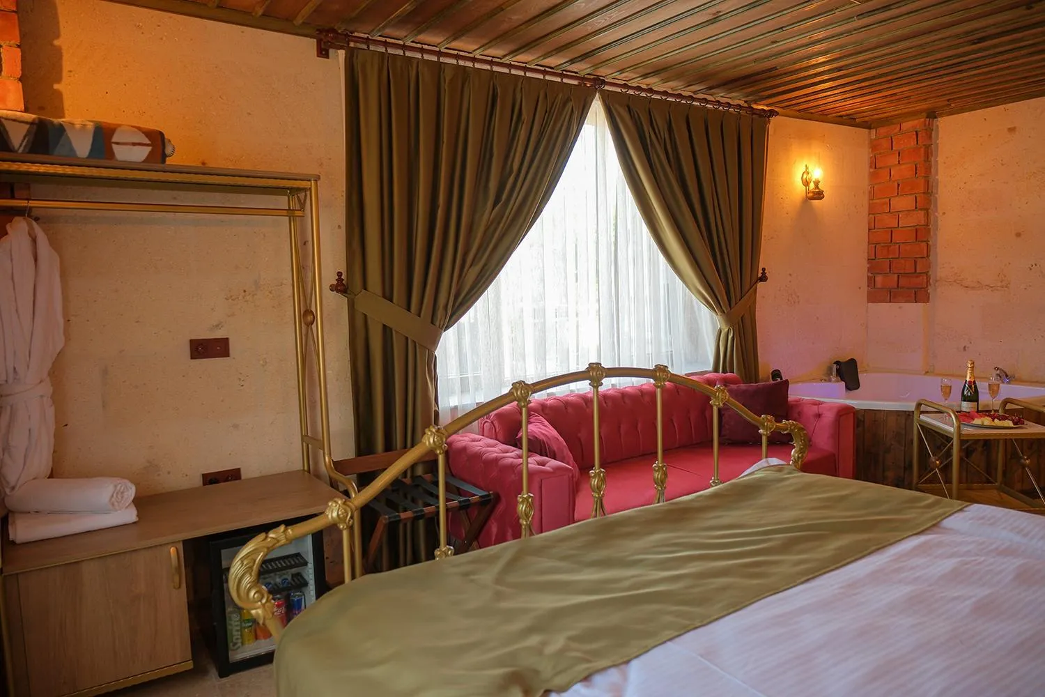 Photo of the whole room, Bed in Zeppelin Cappadocia