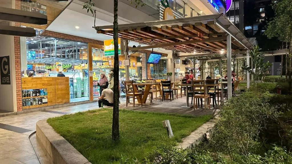 Restaurant/places to eat in The Signature Suites at Robertson Bukit Bintang