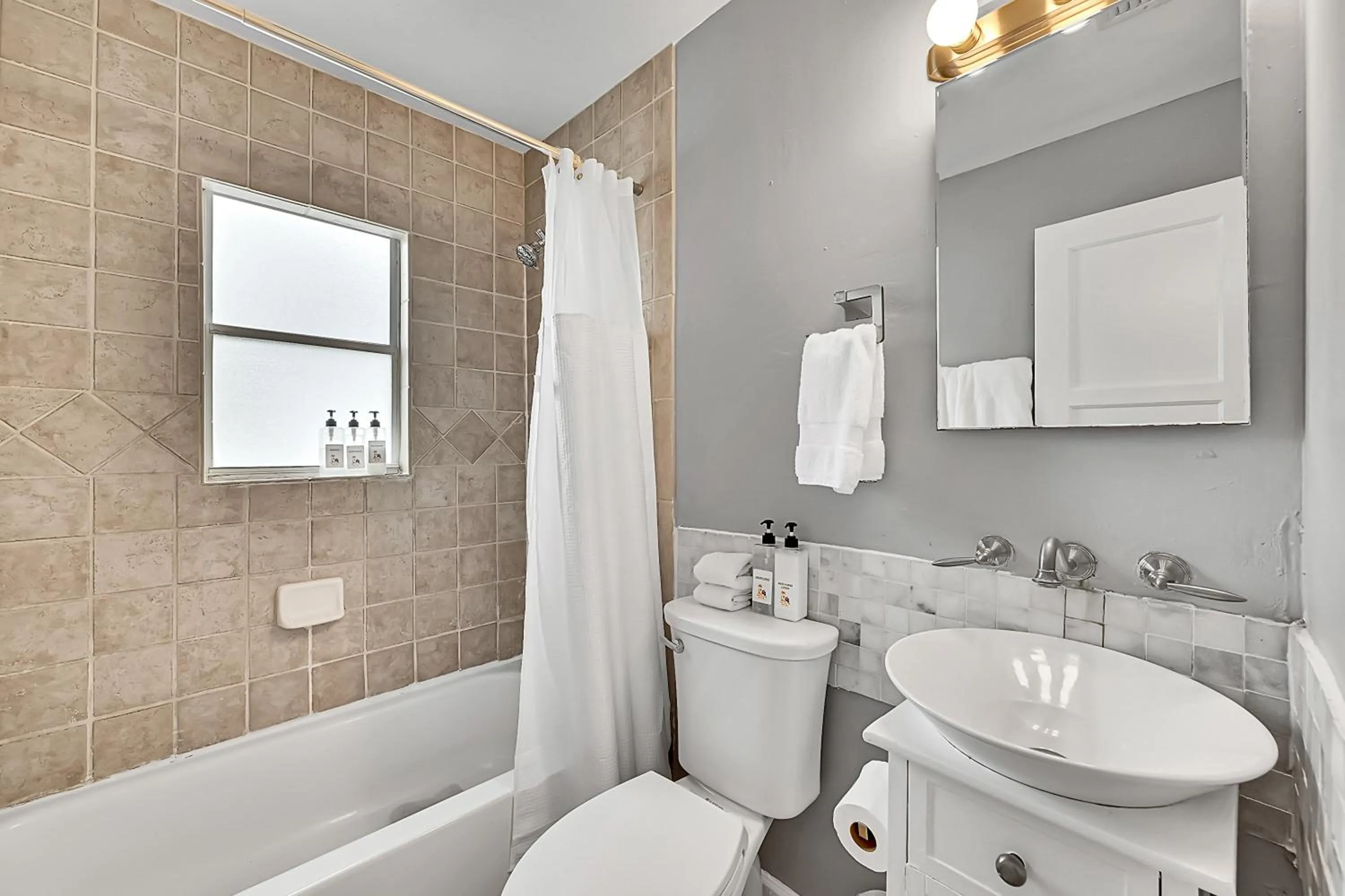 Shower in Inn On The Drive