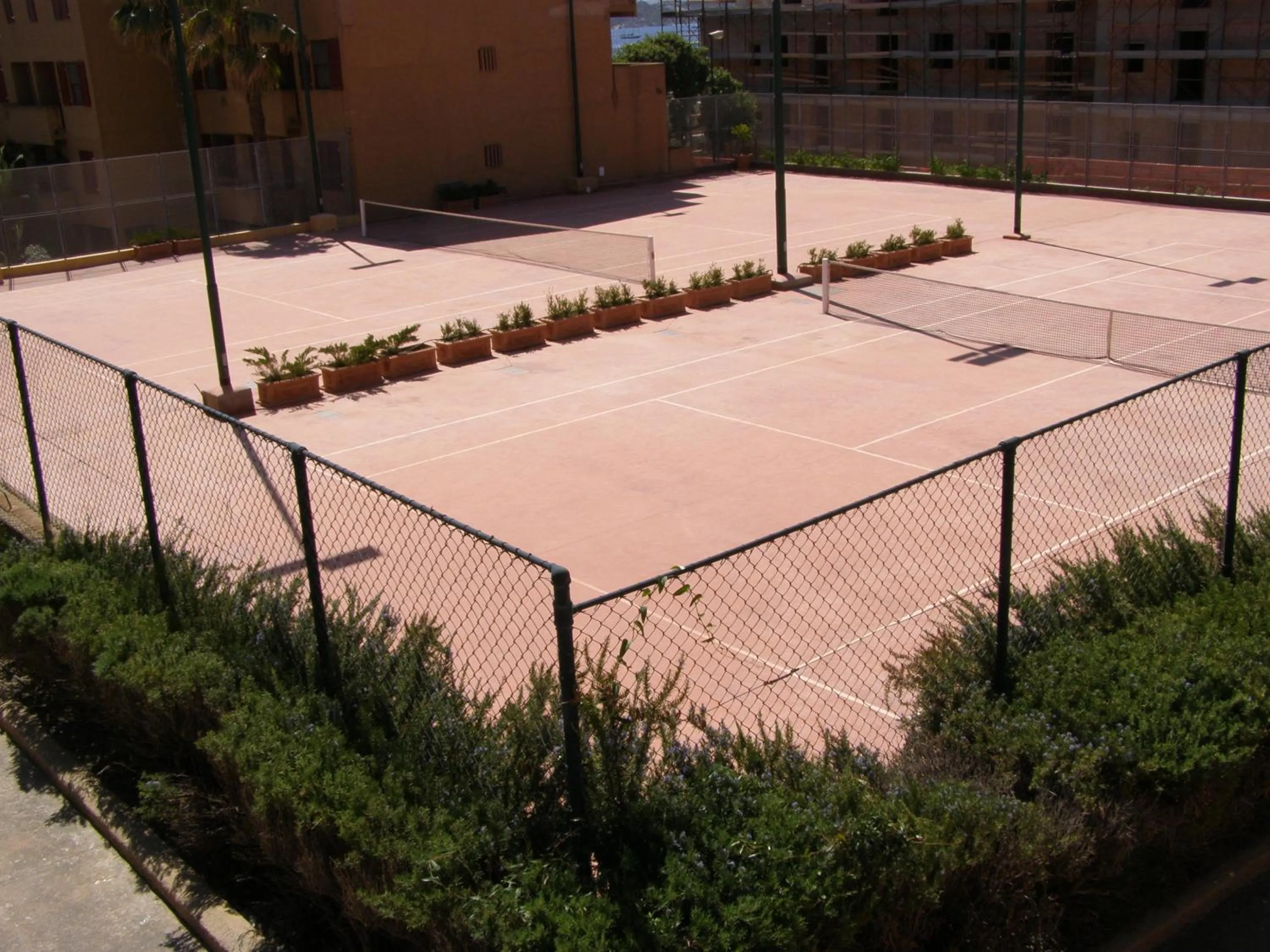 Tennis court in Le Nereidi Hotel & Residence