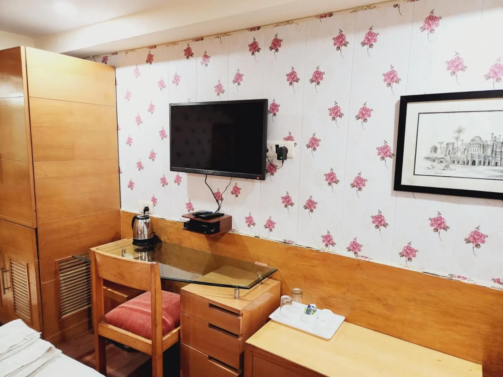 Bed in Hotels Daffodils Connaught Place