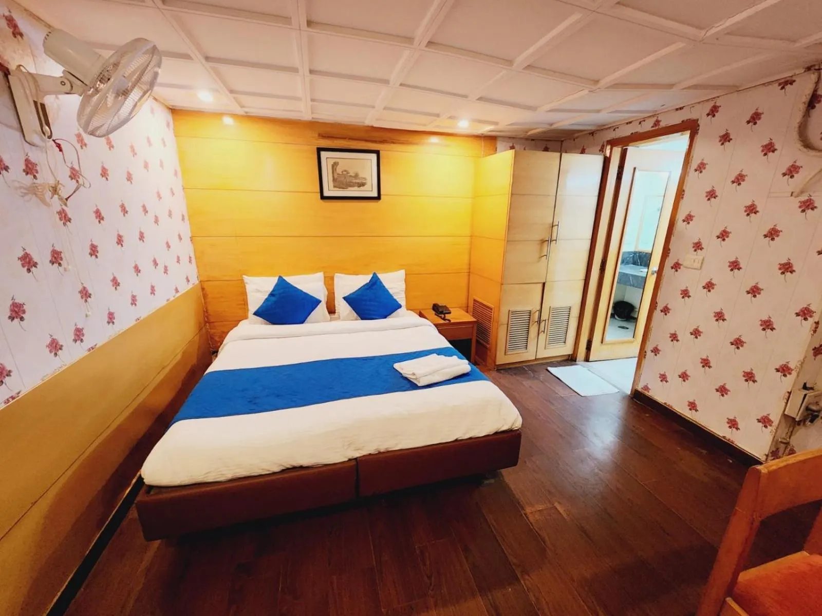 Bed in Hotels Daffodils Connaught Place