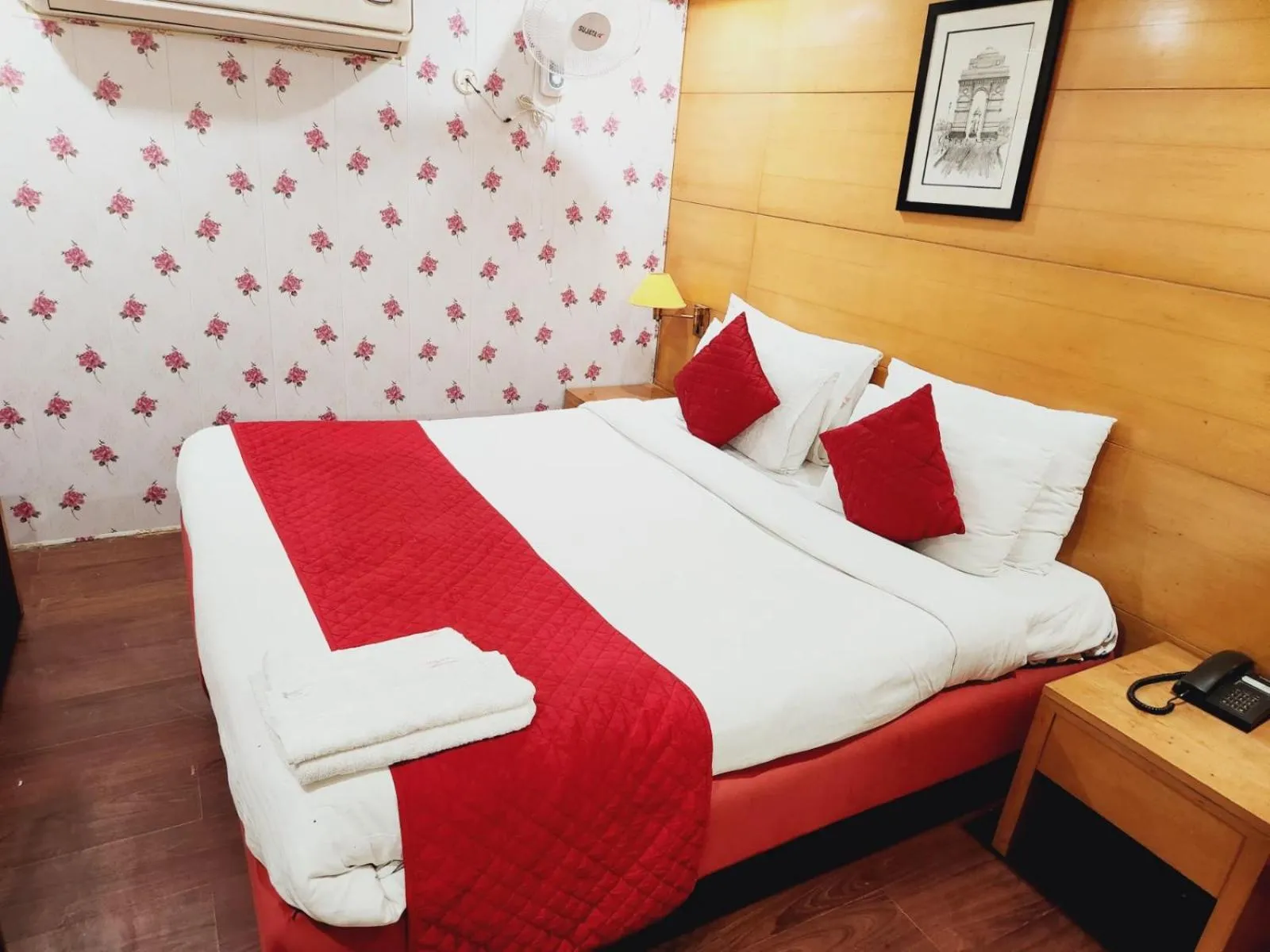 Bed in Hotels Daffodils Connaught Place