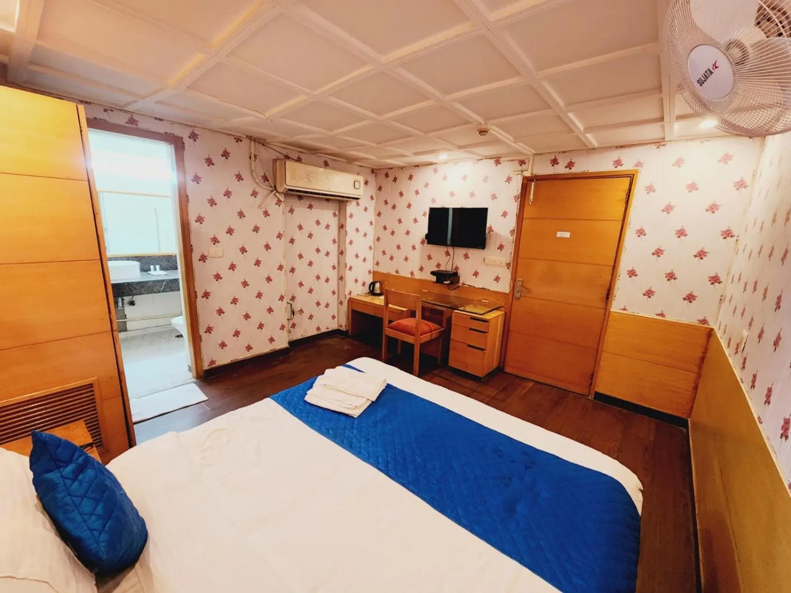 Bed in Hotels Daffodils Connaught Place