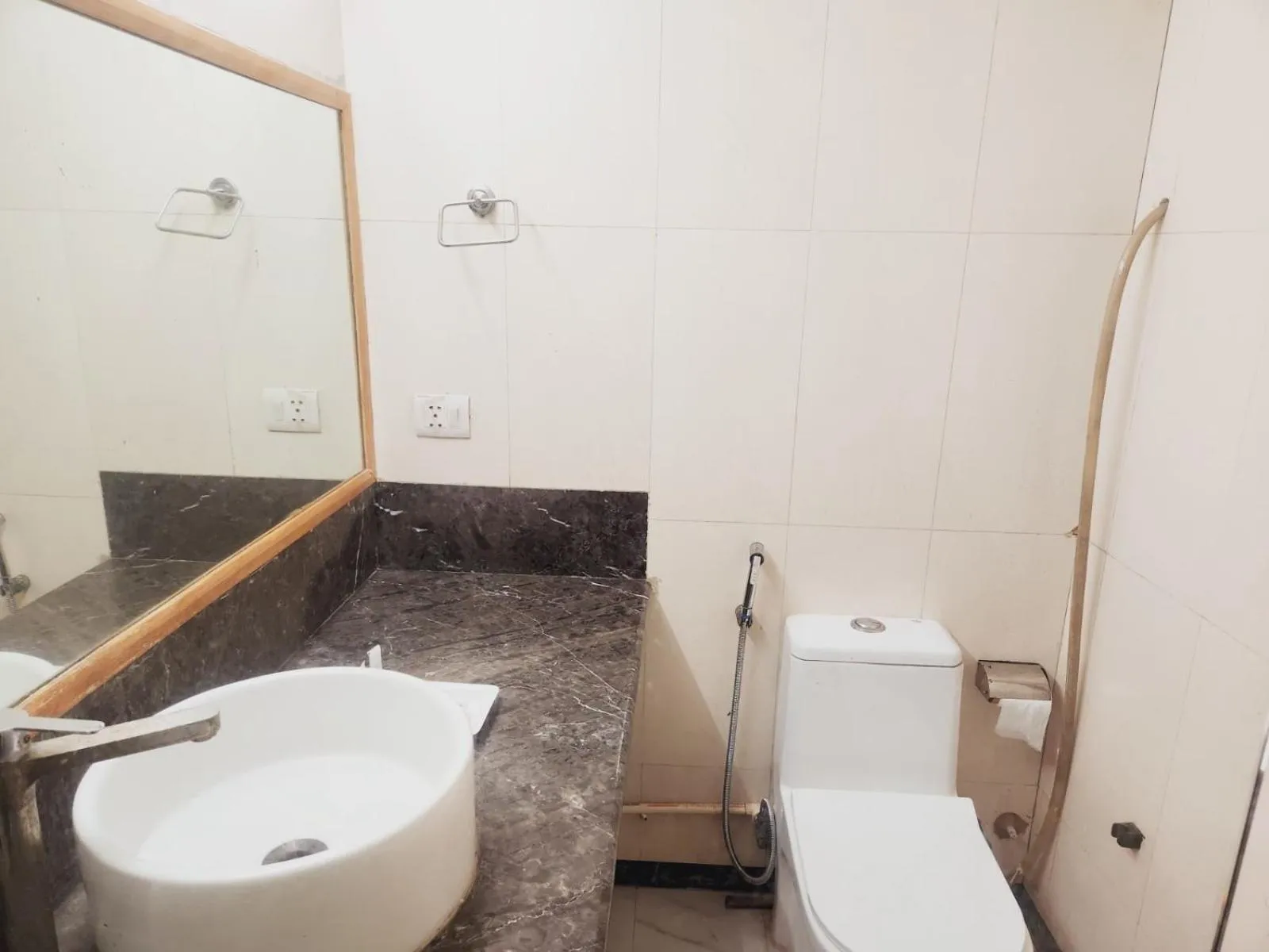 Bathroom in Hotels Daffodils Connaught Place