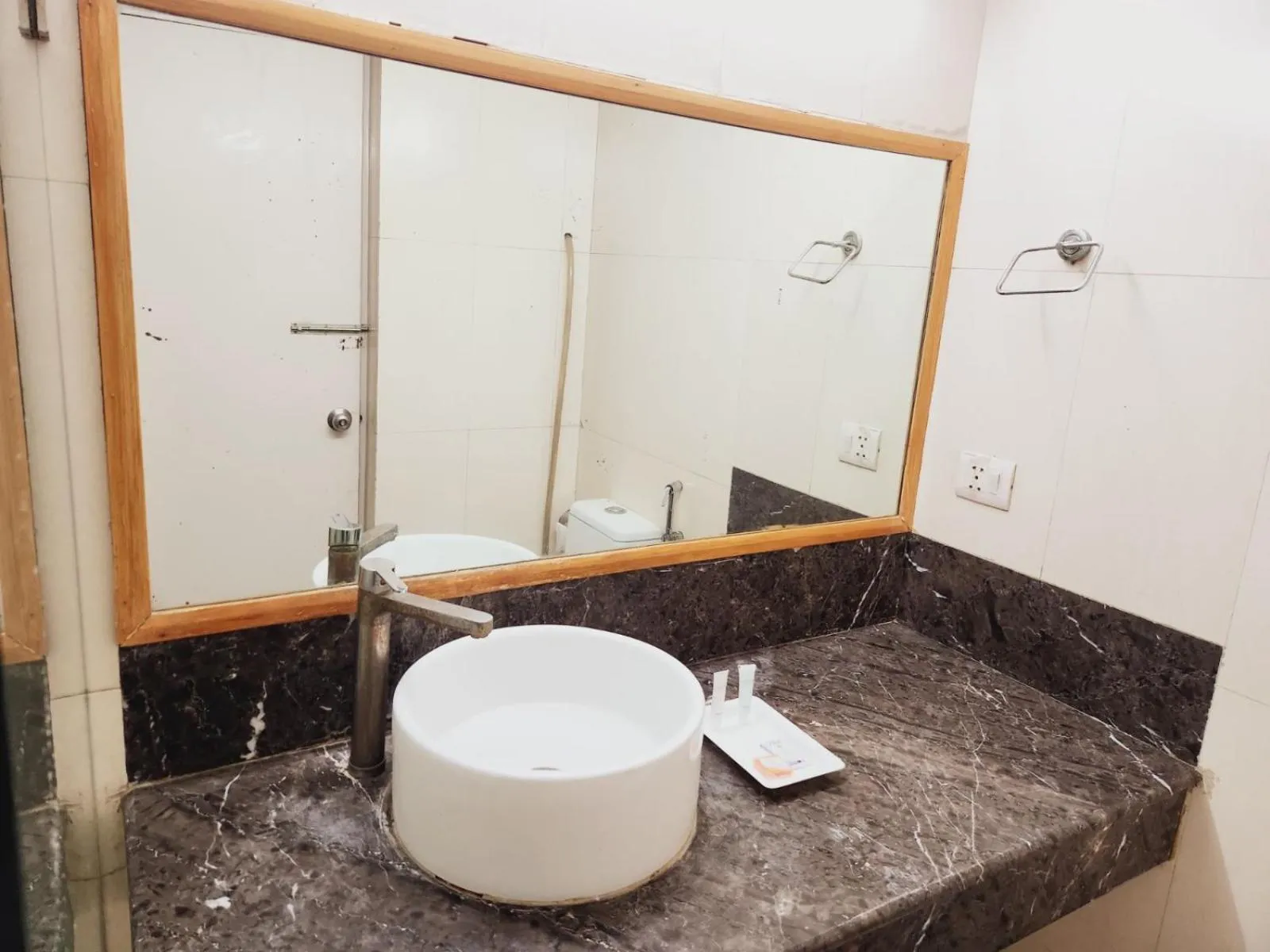 Bathroom in Hotels Daffodils Connaught Place