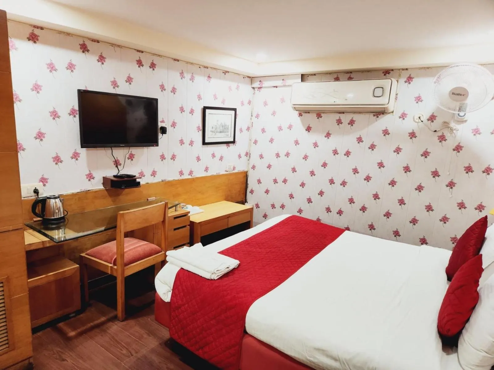 Bedroom, Bed in Hotels Daffodils Connaught Place