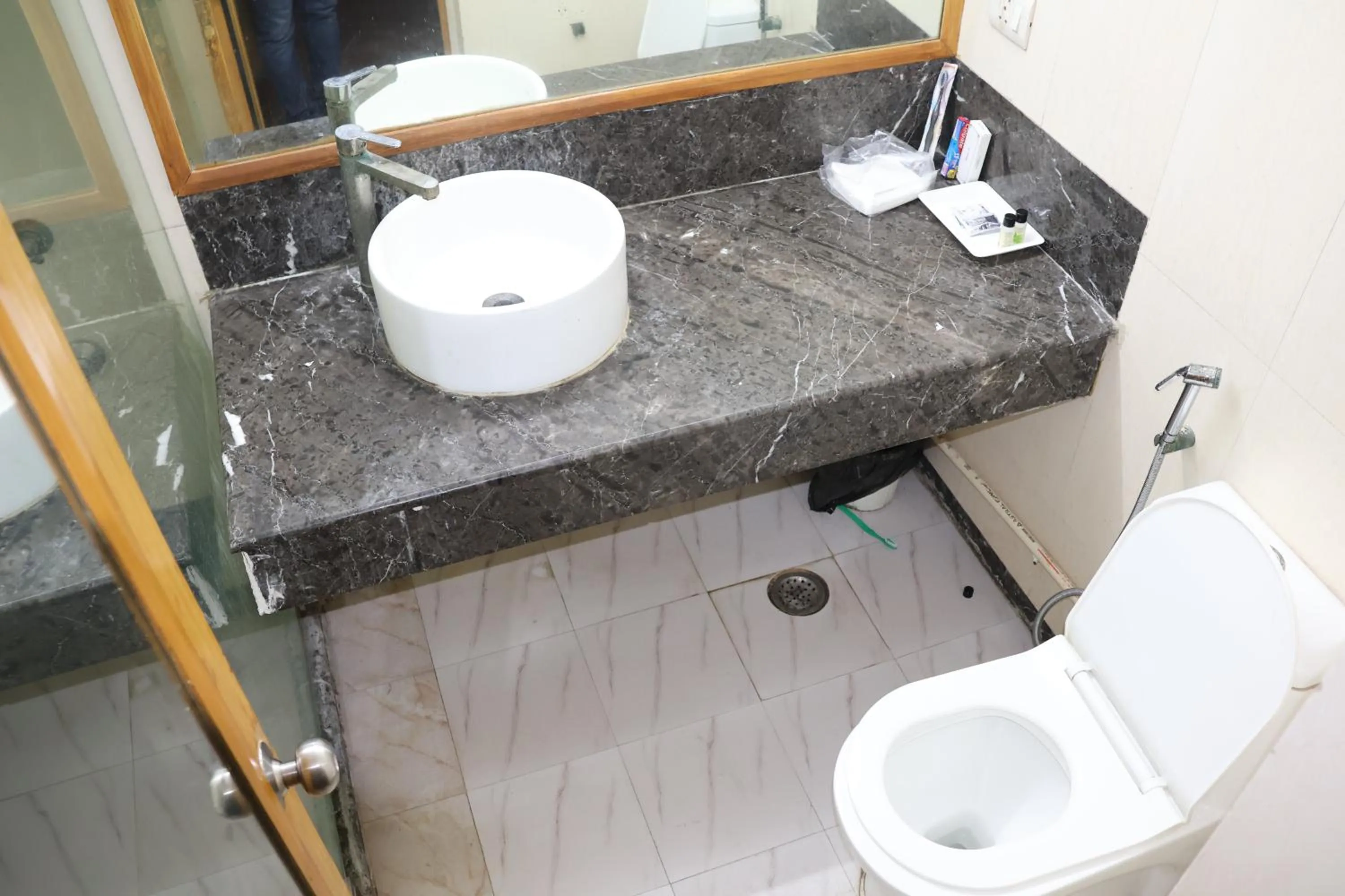 Bathroom in Hotels Daffodils Connaught Place