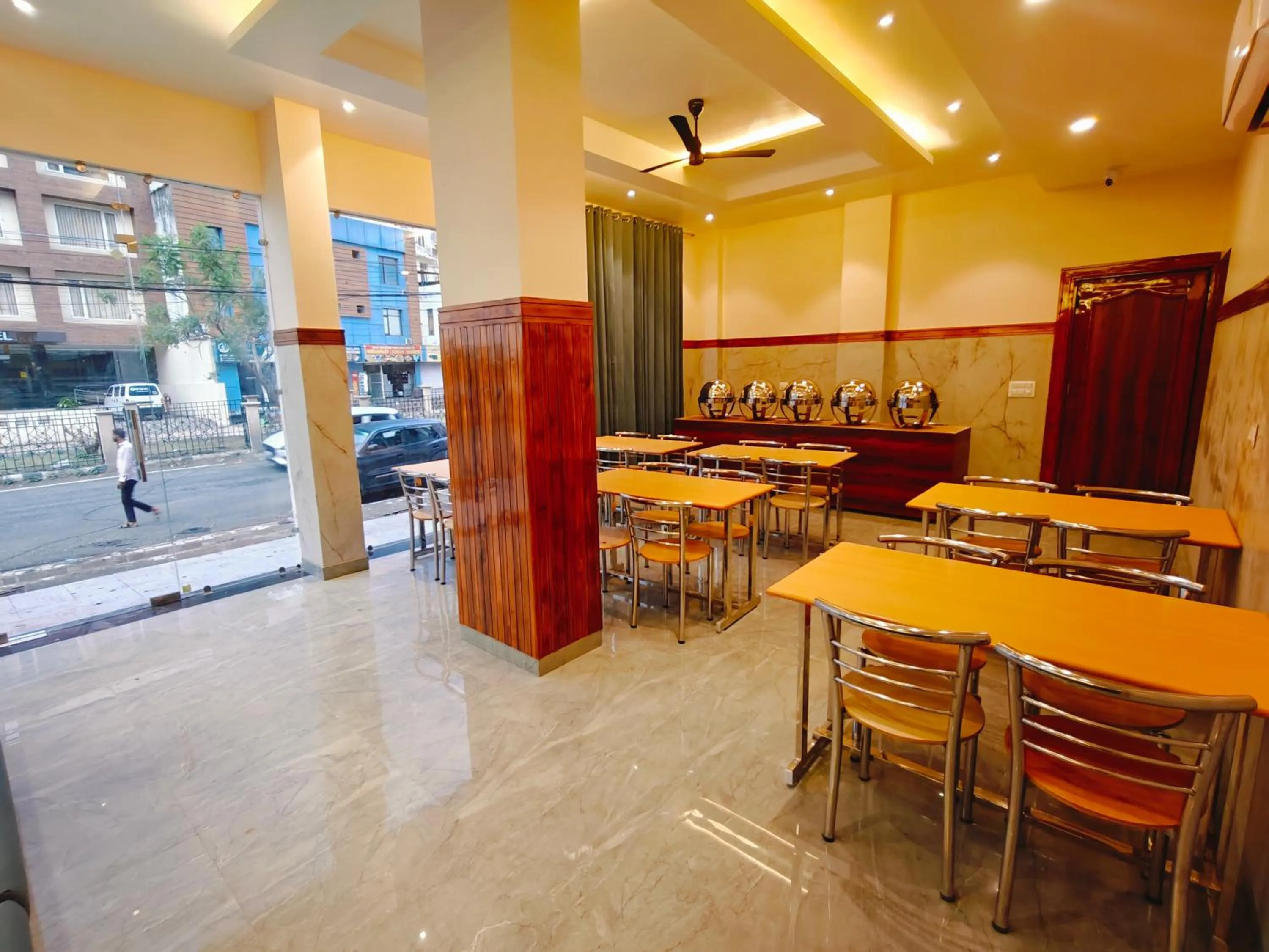 Restaurant/places to eat in Hotel New Pratap