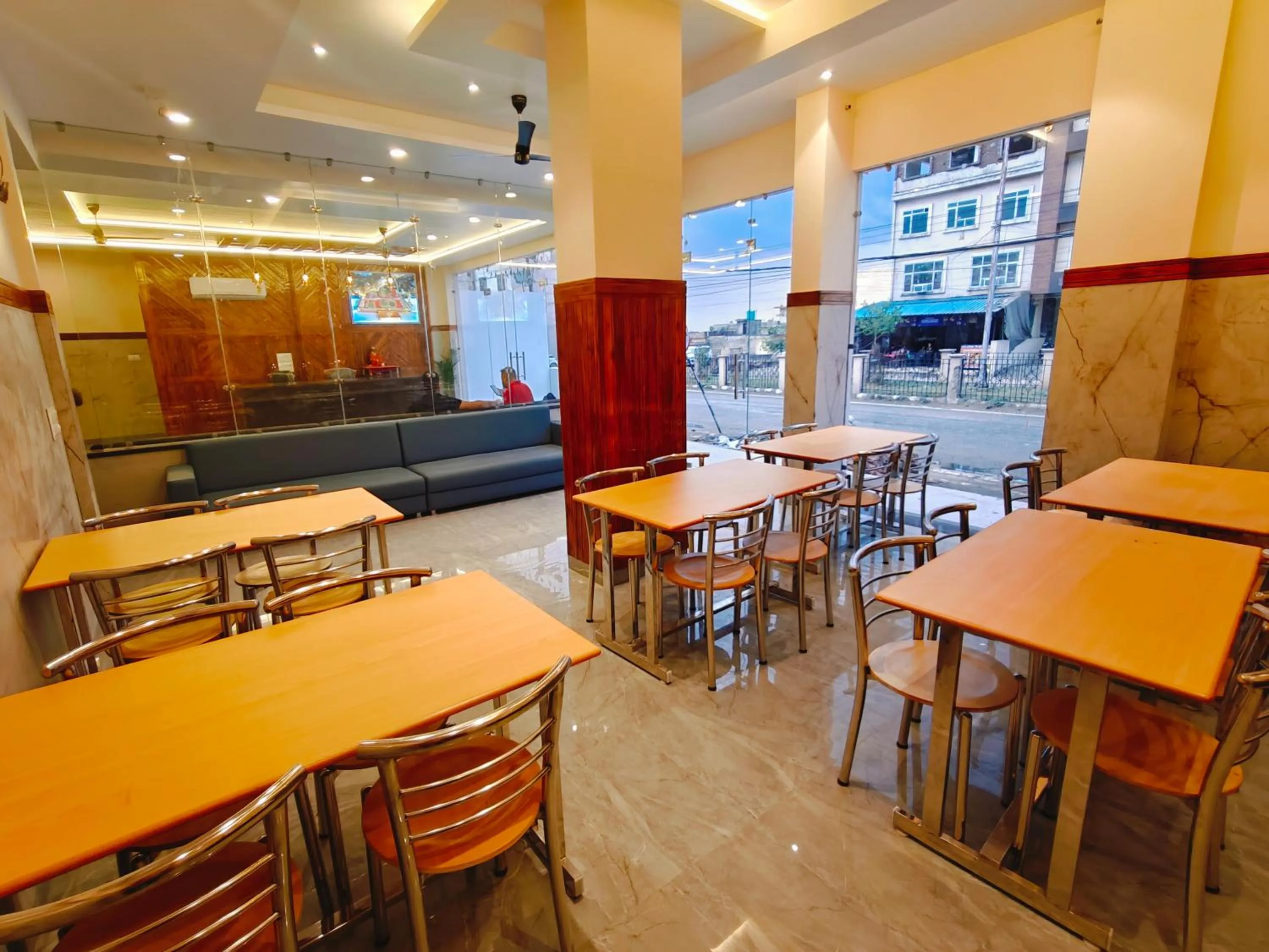 Restaurant/places to eat in Hotel New Pratap