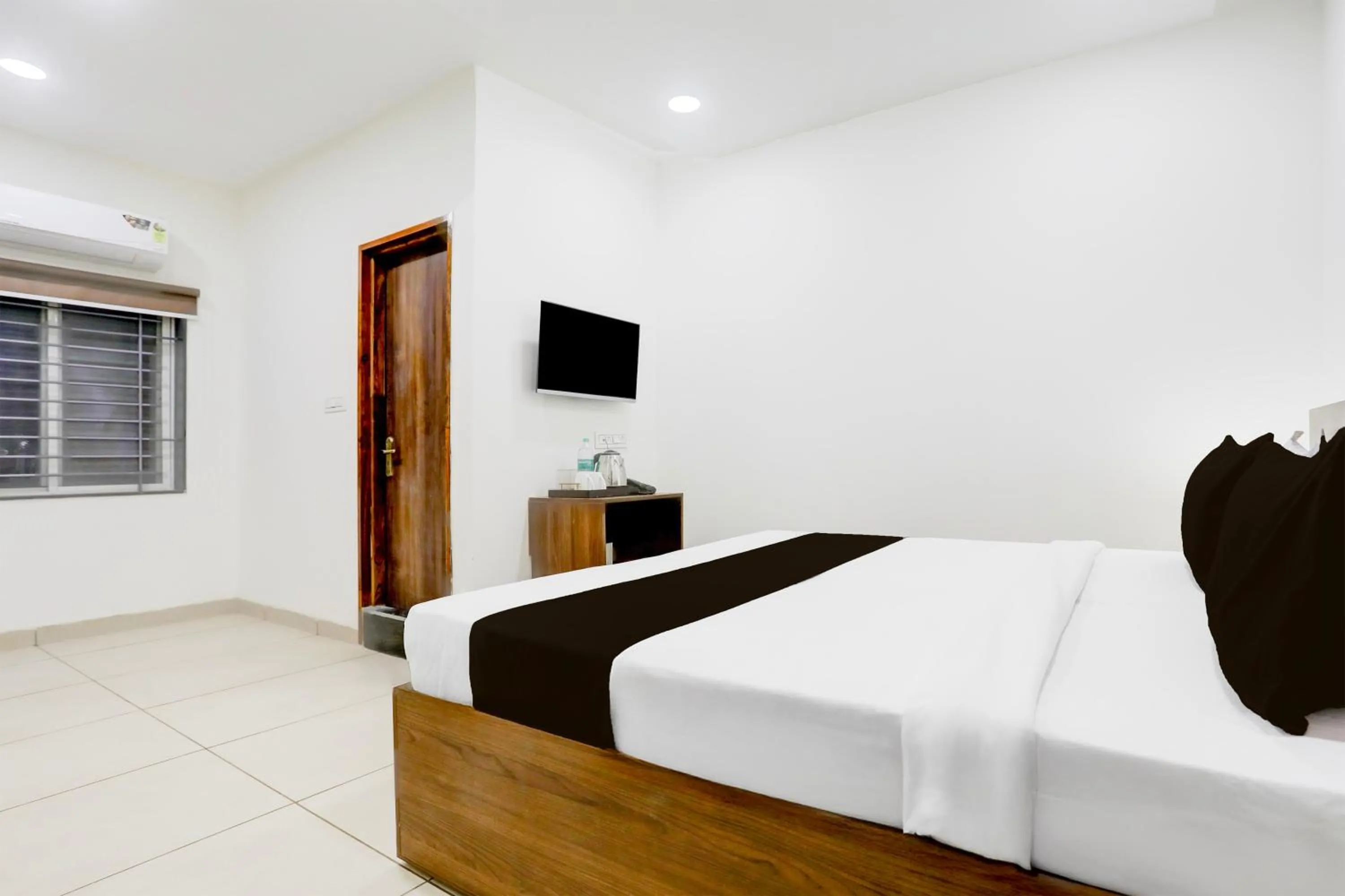 Bedroom, Bed in Super Townhouse DAVV University Indore Formerly Indrapuri