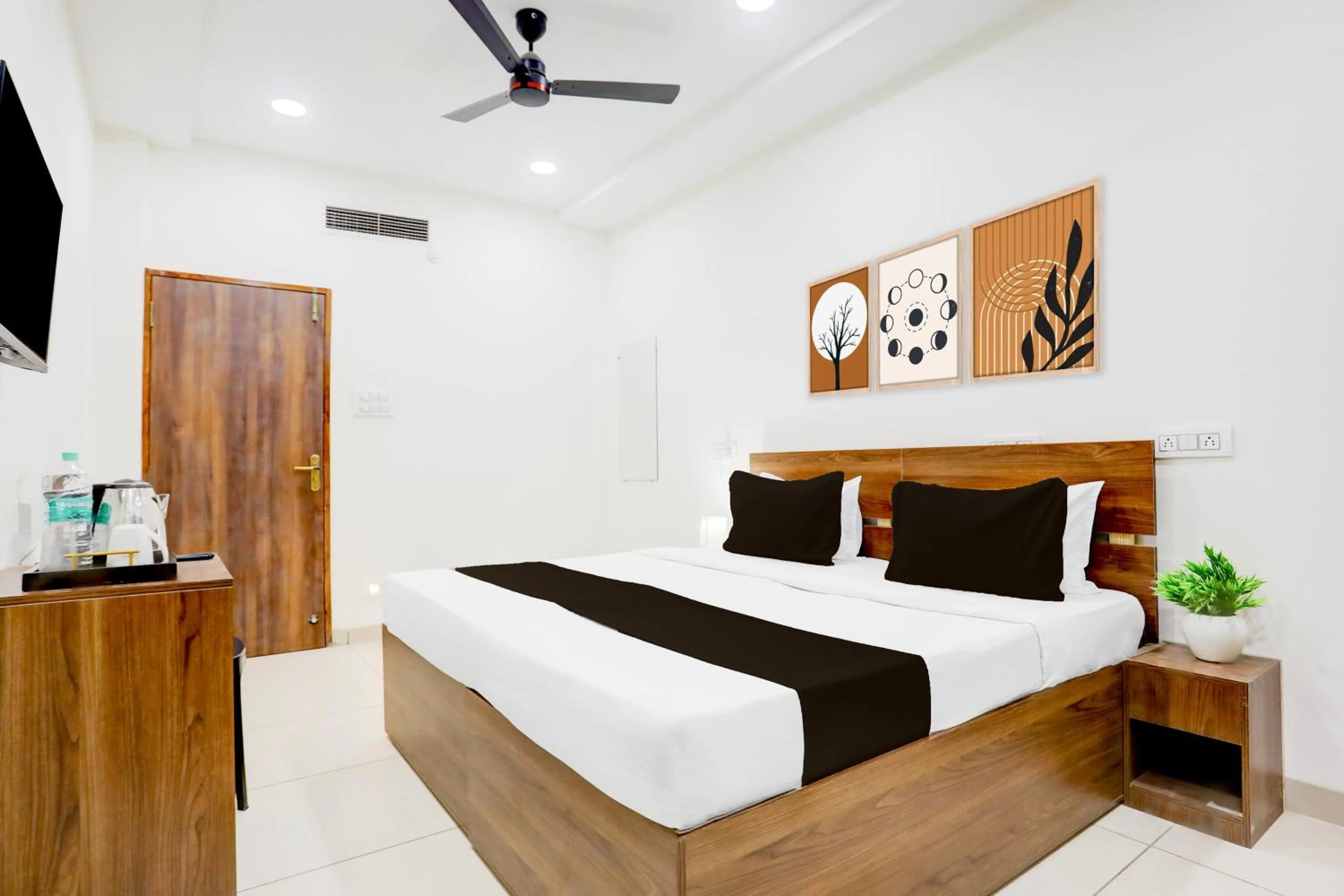 Bedroom, Bed in Townhouse DAVV University Indore Formerly Indrapuri