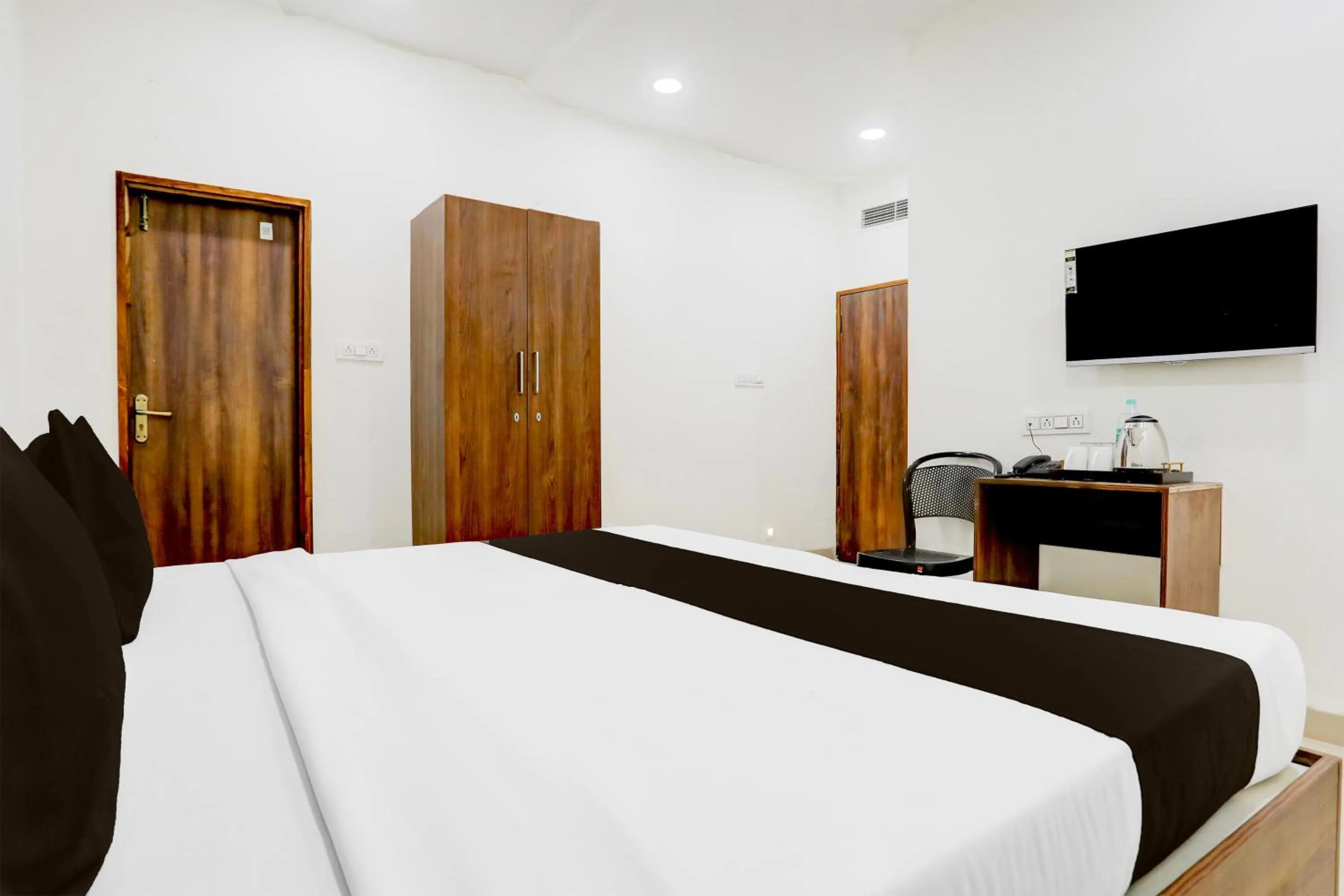 Bedroom, Bed in Townhouse DAVV University Indore Formerly Indrapuri