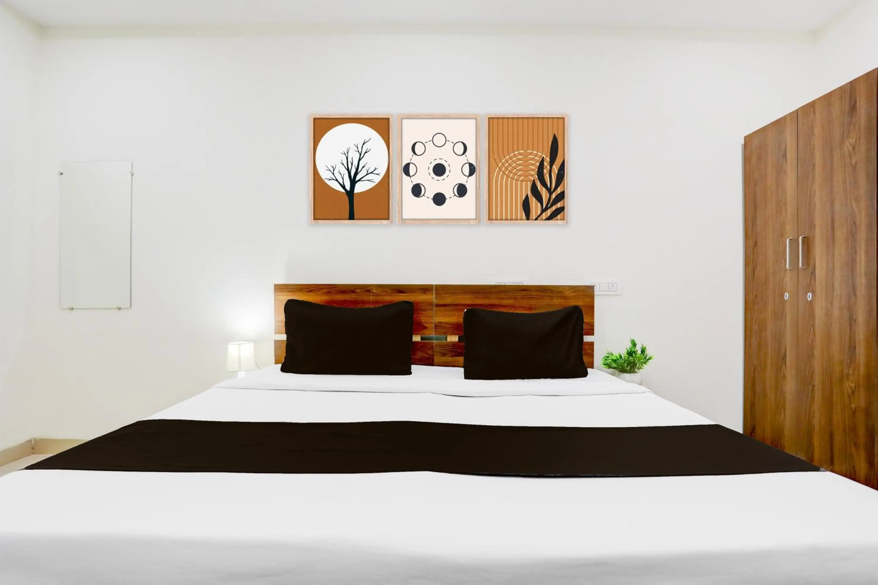 Bedroom, Bed in Townhouse DAVV University Indore Formerly Indrapuri