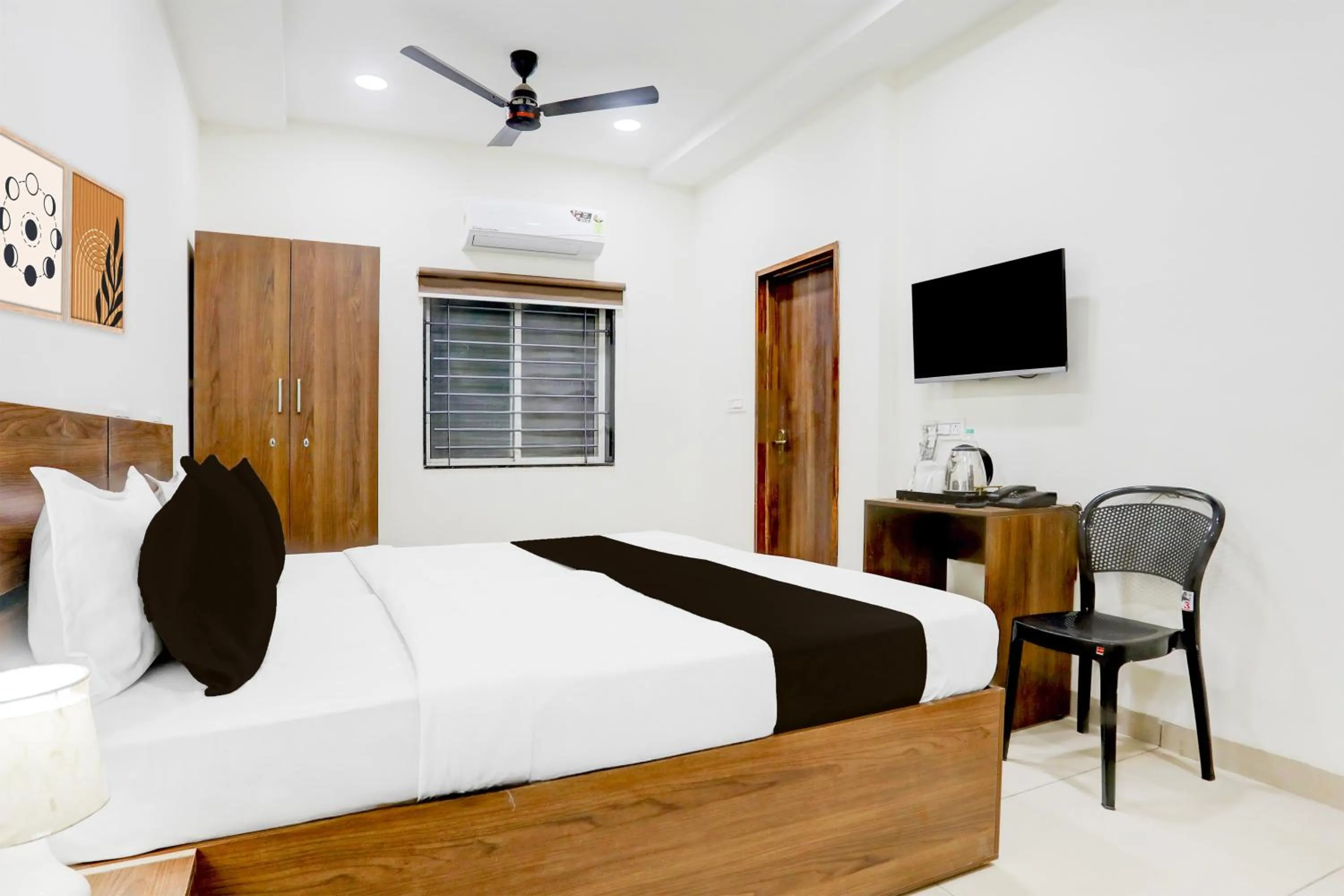 Bedroom, Bed in Townhouse DAVV University Indore Formerly Indrapuri