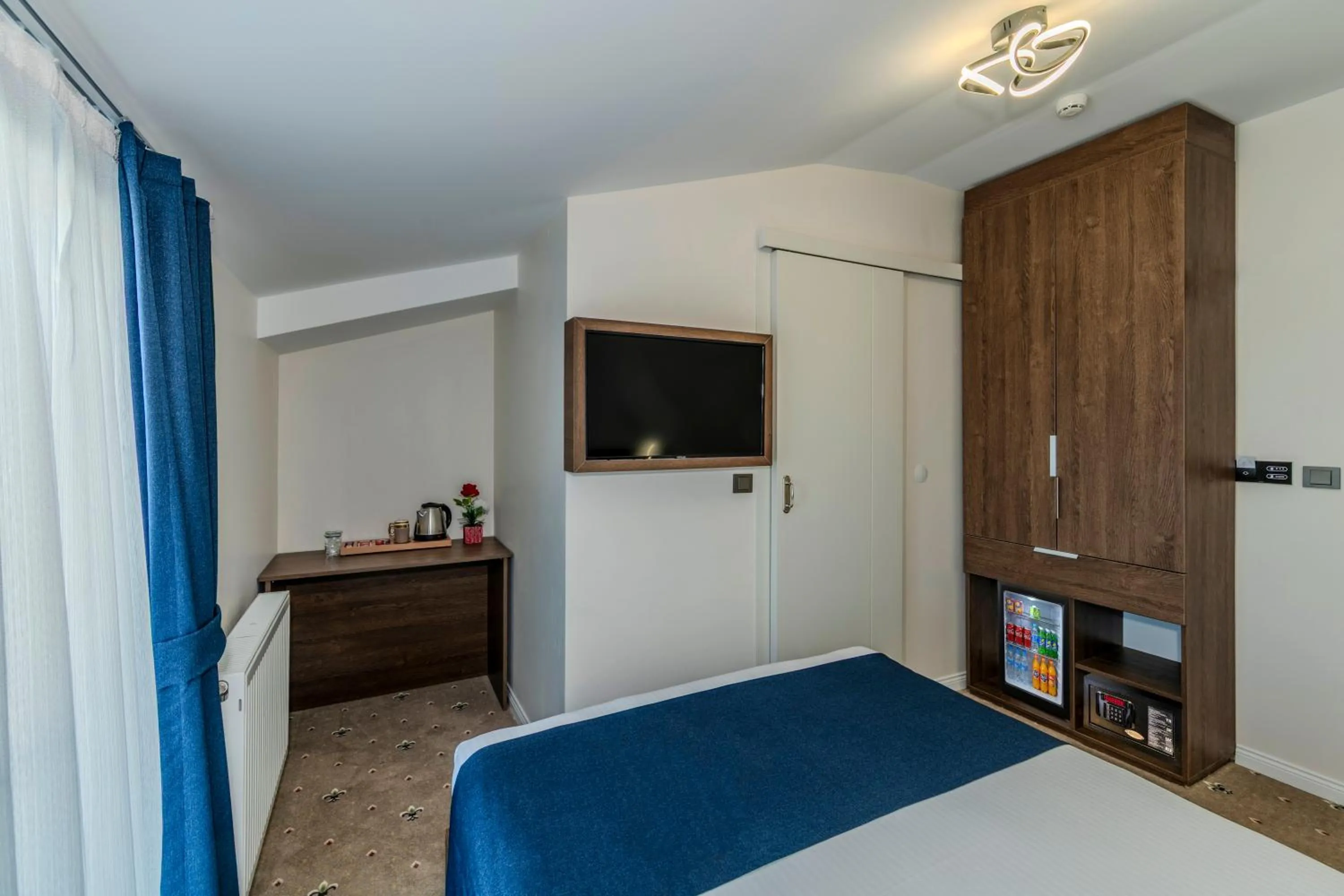 TV and multimedia, Bed in Airport Waves Hotel