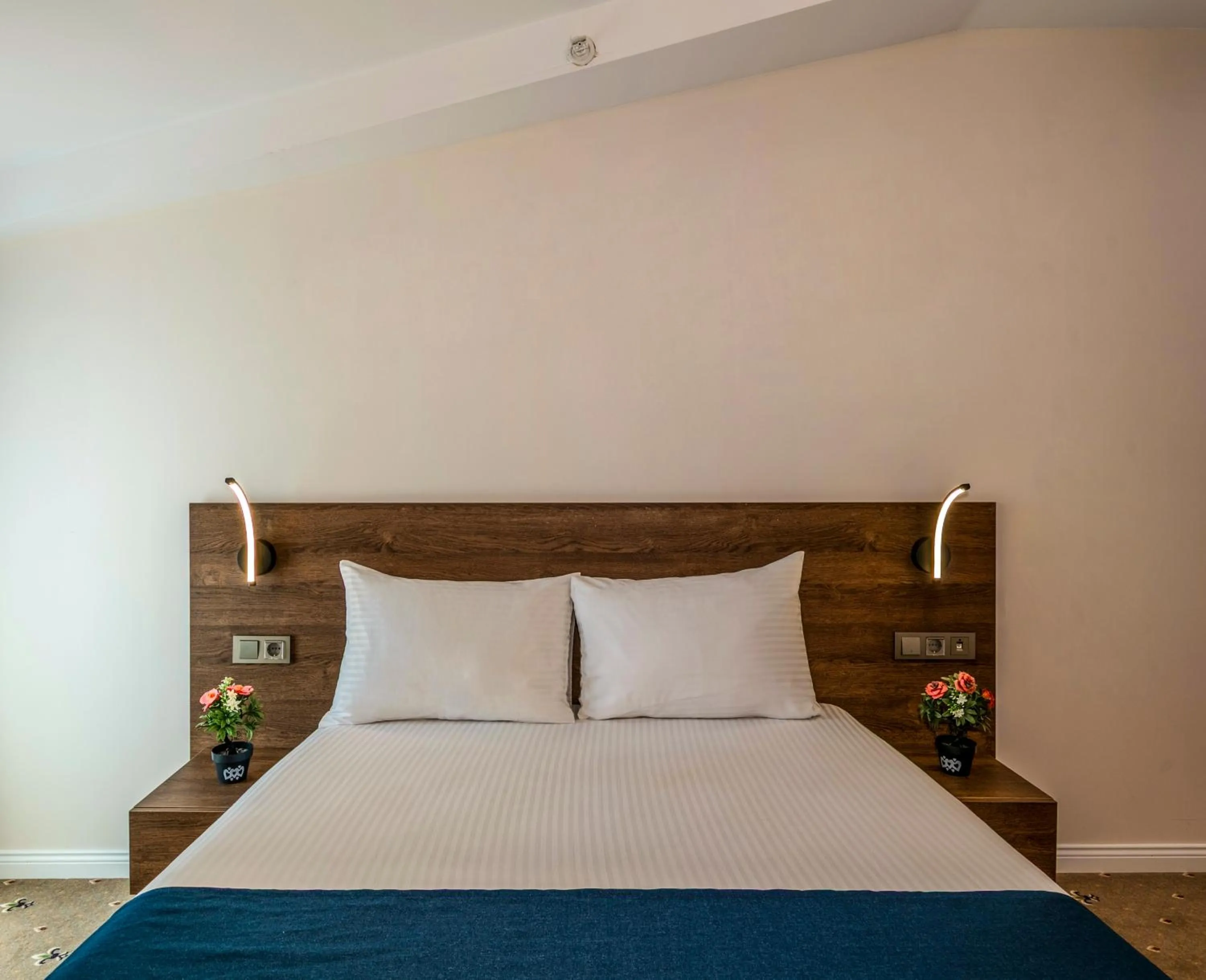 Bed in Airport Waves Hotel