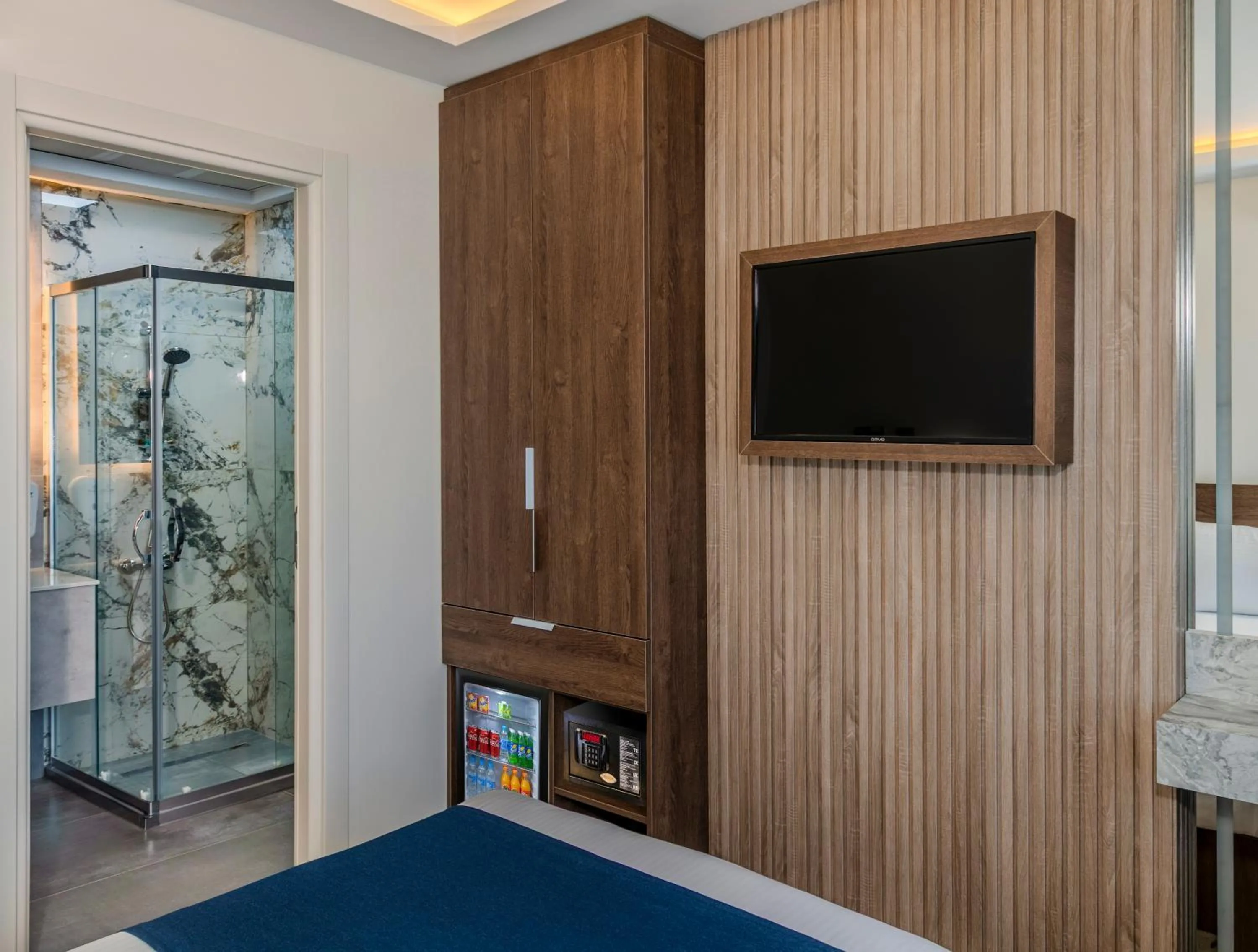 Shower in Airport Waves Hotel