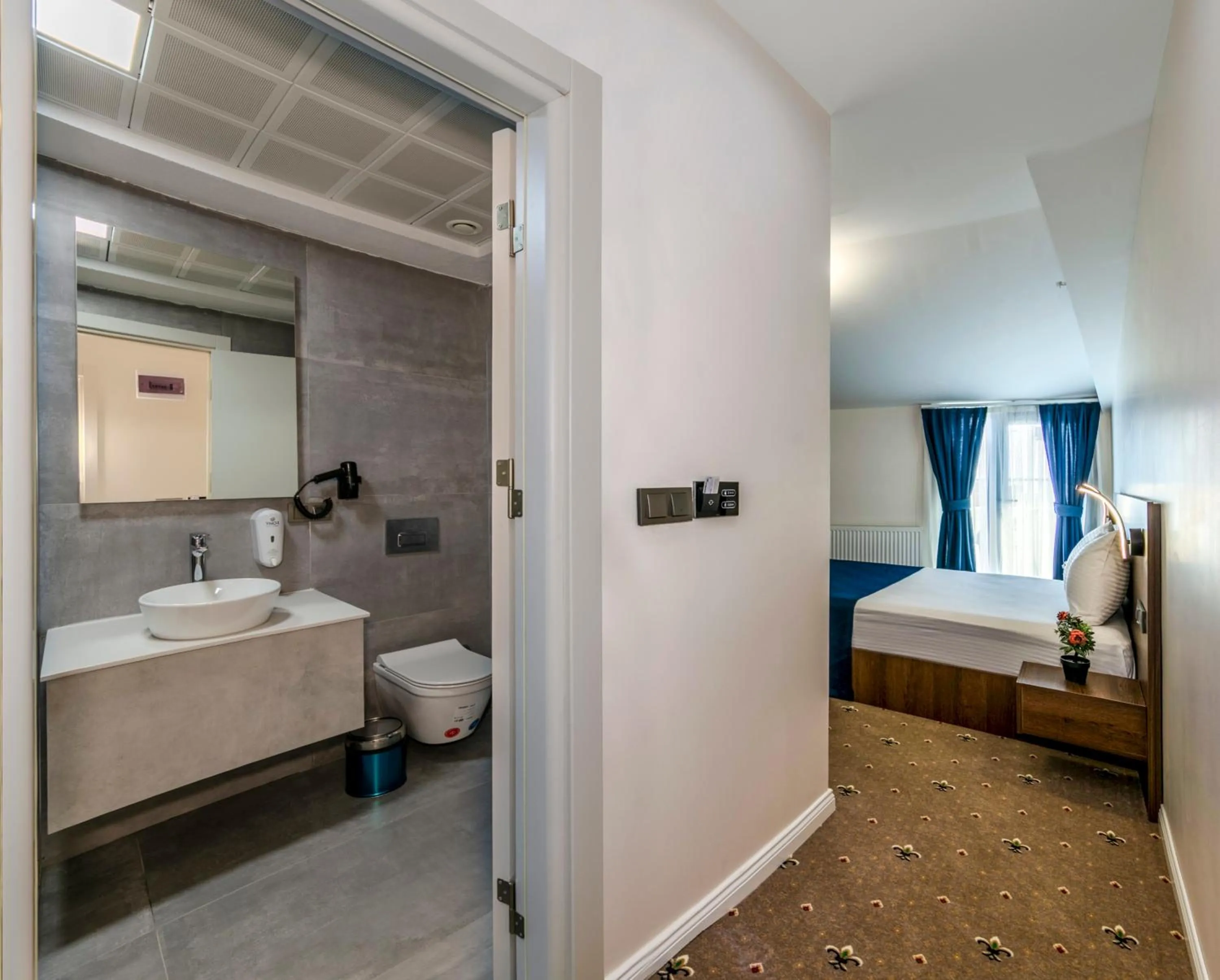 Shower, Bed in Airport Waves Hotel