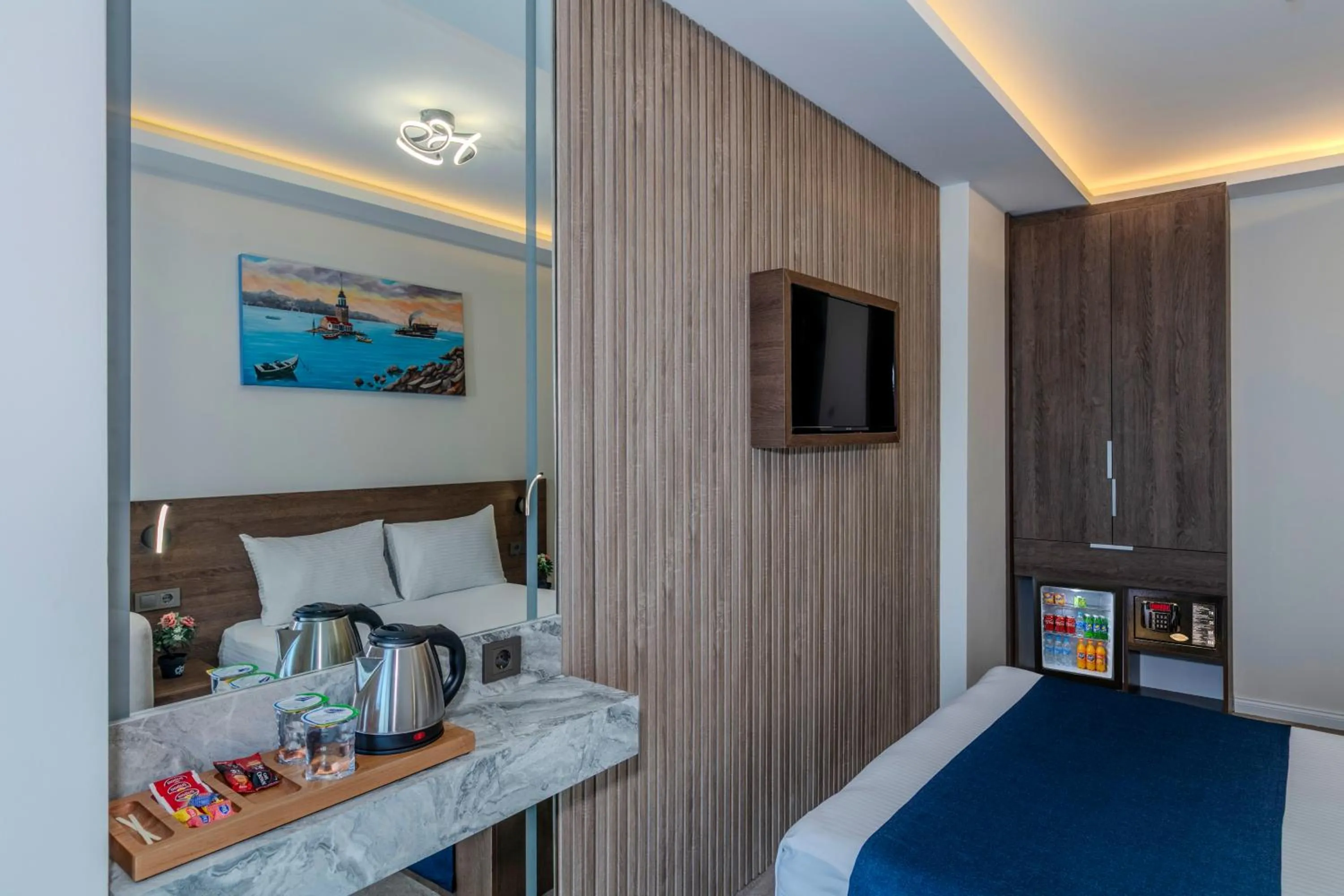 Coffee/tea facilities, Bed in Airport Waves Hotel