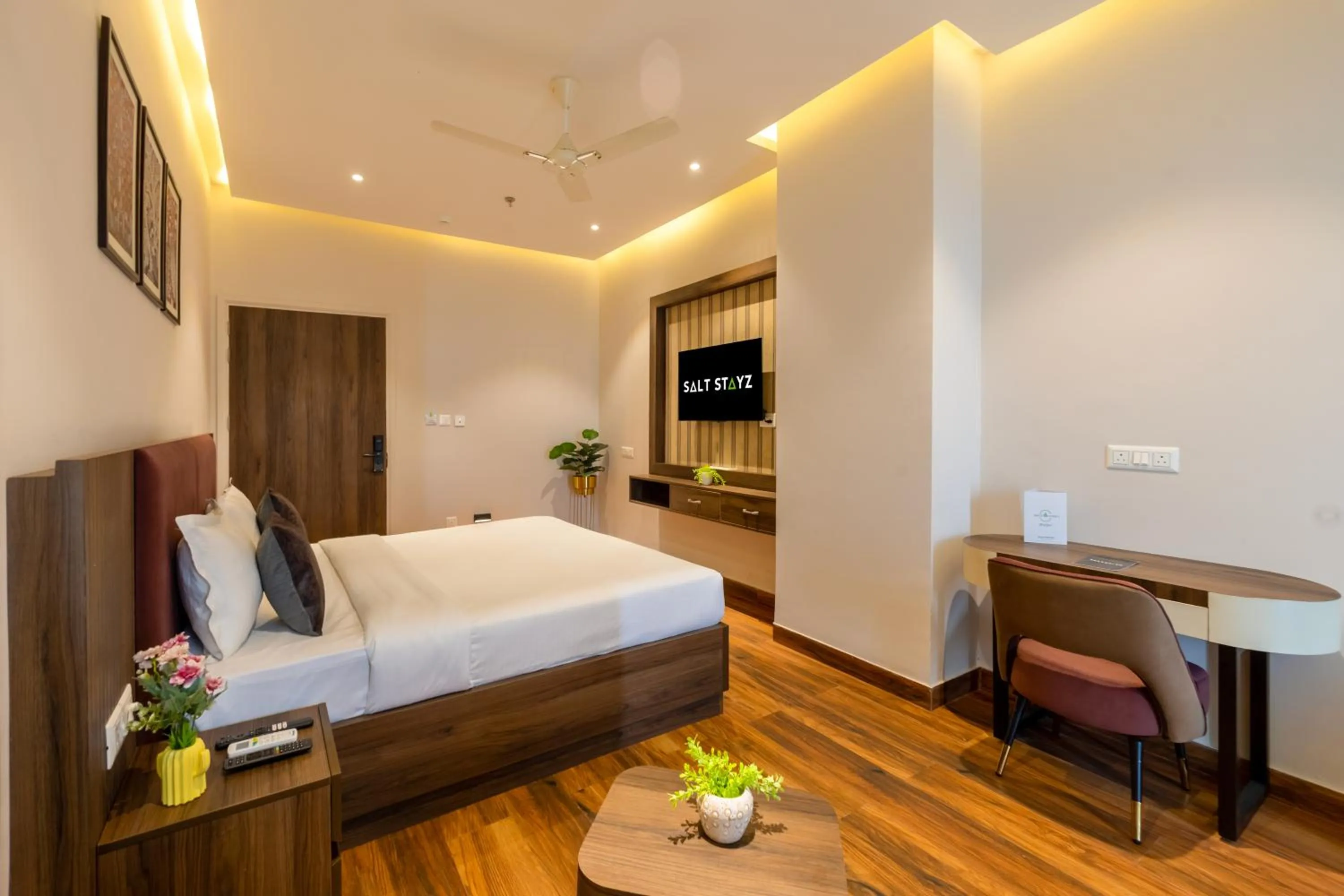 Bed in Saltstayz Premier Suite Chandigarh Mohali