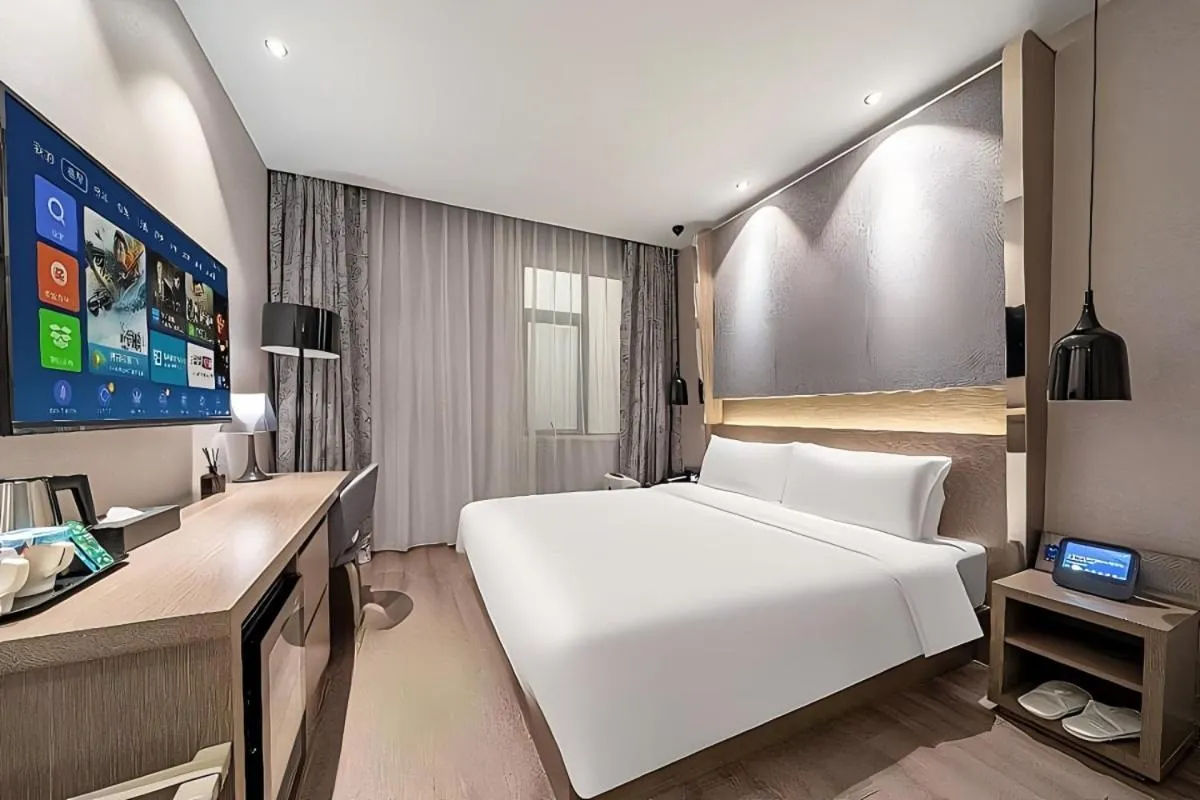 Photo of the whole room, Bed in JL Boutique Hotel shanghai Tian An 1000 Trees Jing An Temple changshou Road Store