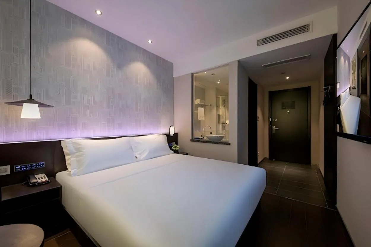 Photo of the whole room, Bed in JL Boutique Hotel shanghai Tian An 1000 Trees Jing An Temple changshou Road Store