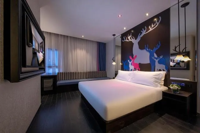 Photo of the whole room, Bed in JL Boutique Hotel shanghai Tian An 1000 Trees Jing An Temple changshou Road Store