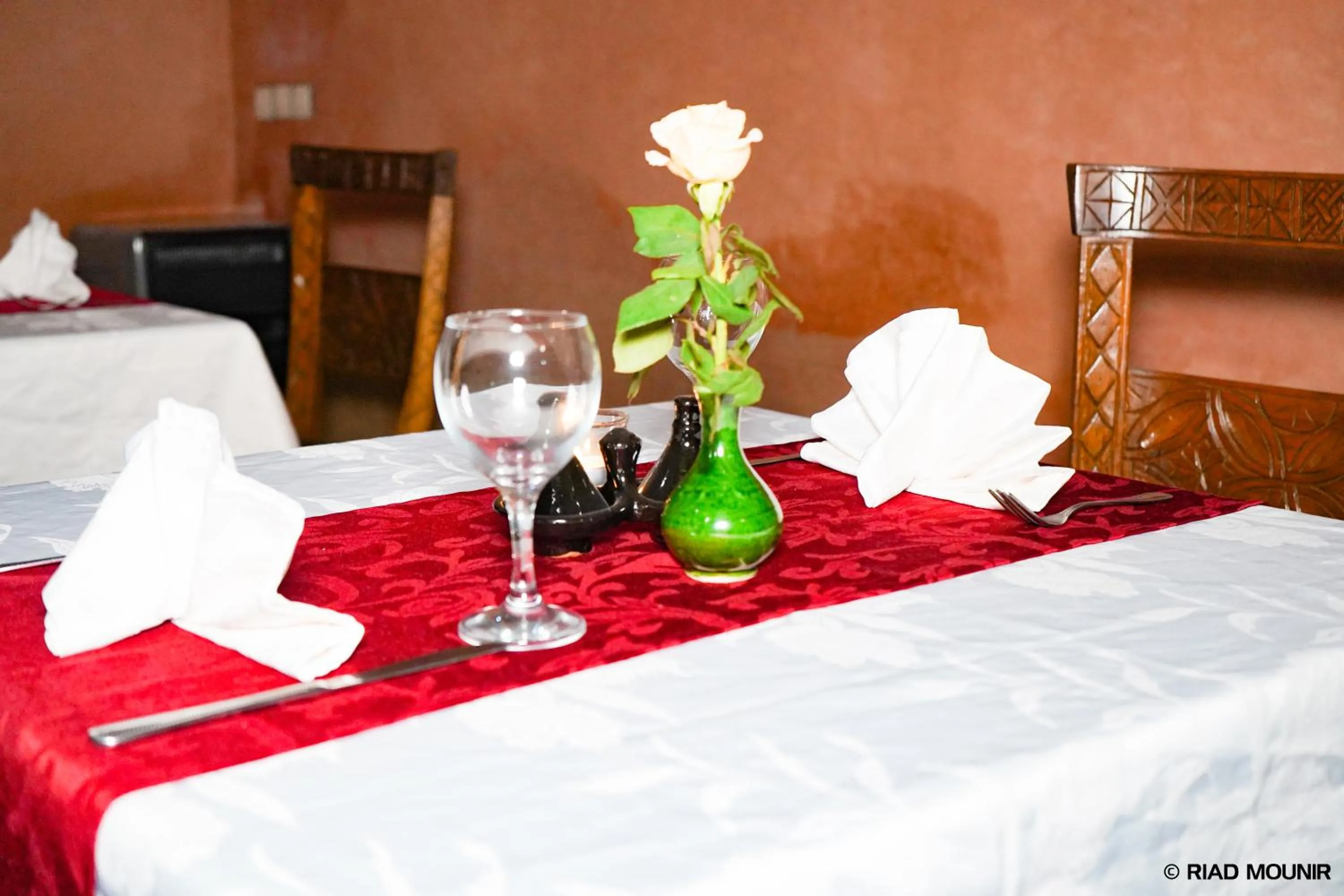 Restaurant/places to eat, Bed in Riad Mounir