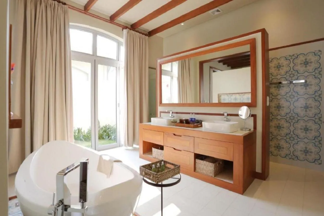 Shower in FLC Luxury Hotel Samson