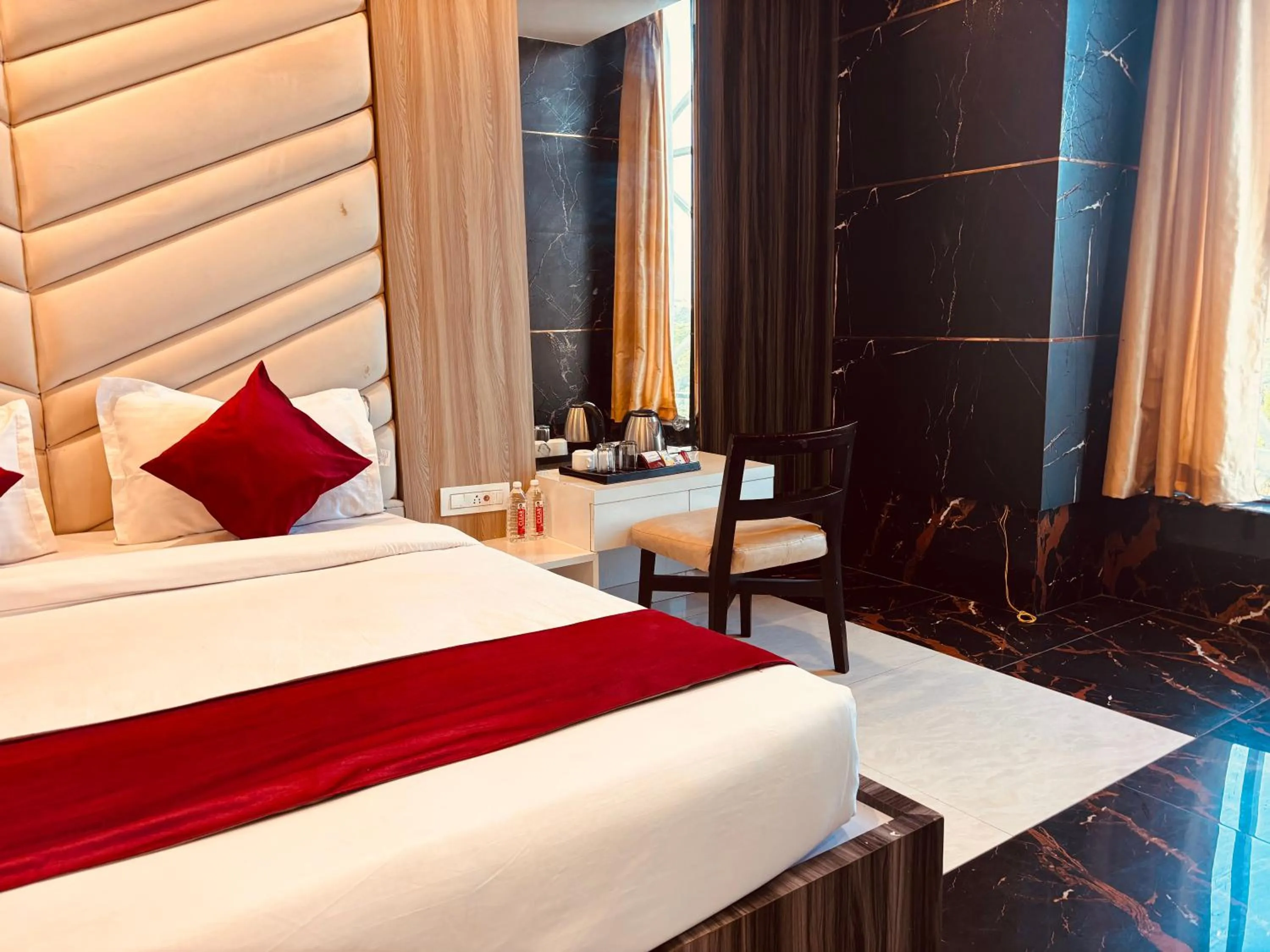 Bed in Hotel Chariot Inn