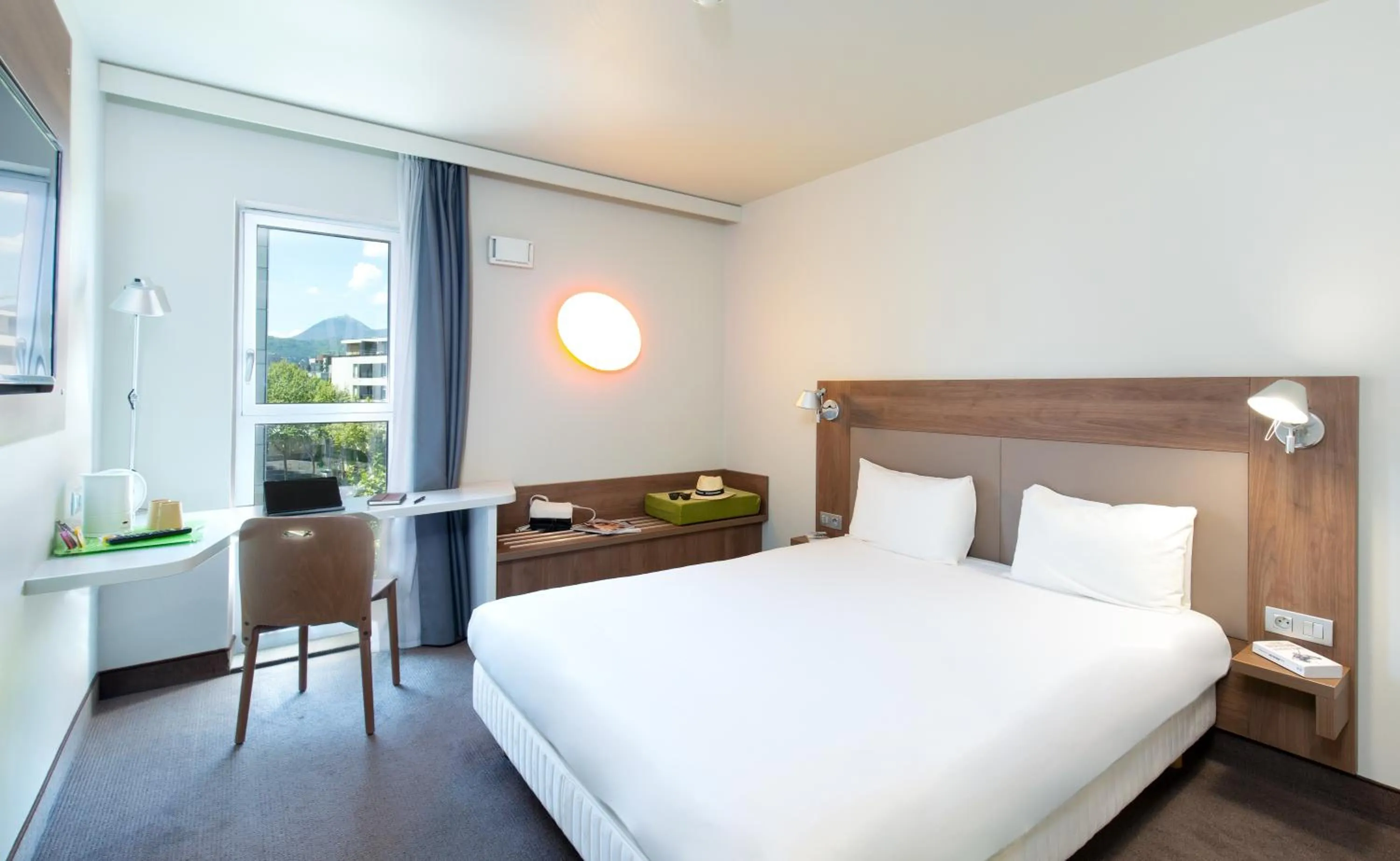 Photo of the whole room, Bed in Campanile Clermont Ferrand Centre