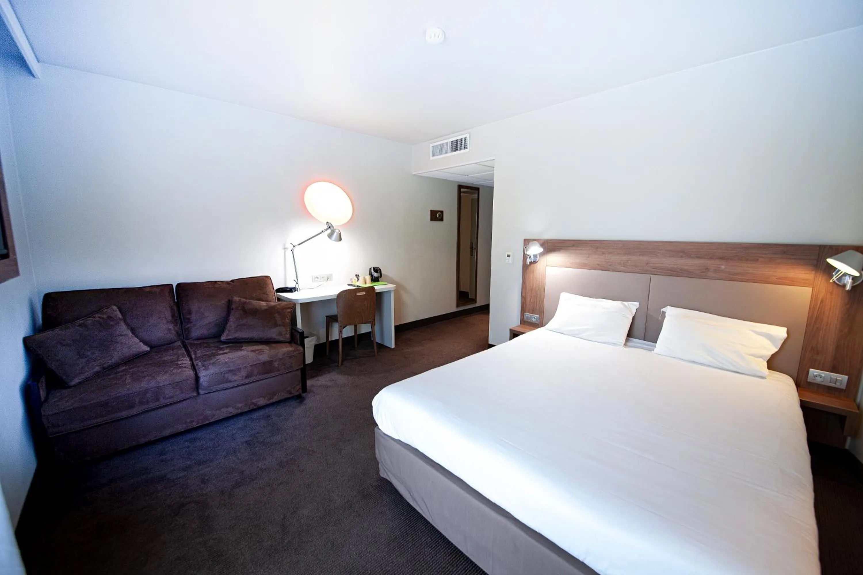 Bedroom, Bed in Campanile Clermont Ferrand Centre