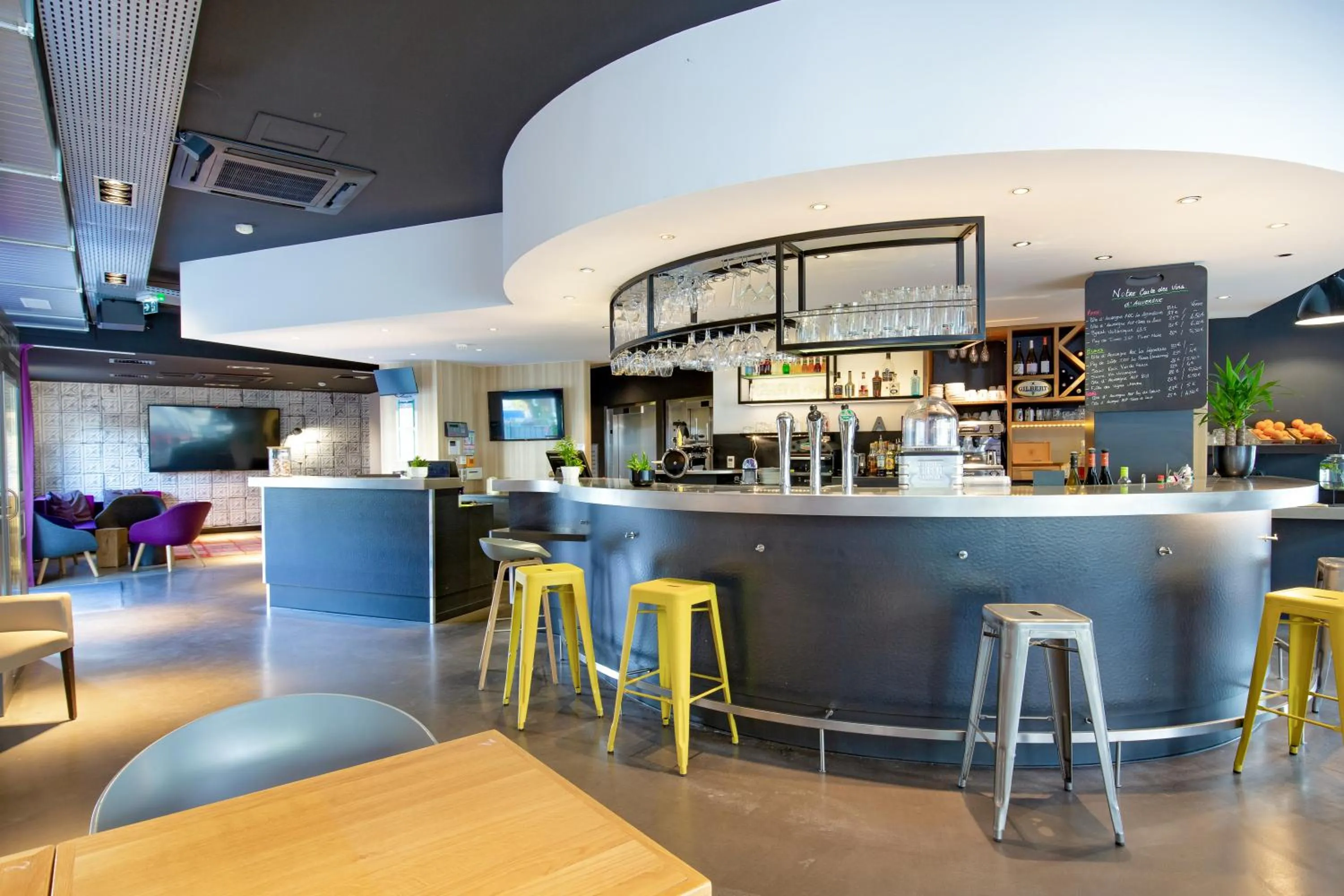 Lobby or reception in Campanile Clermont Ferrand Centre