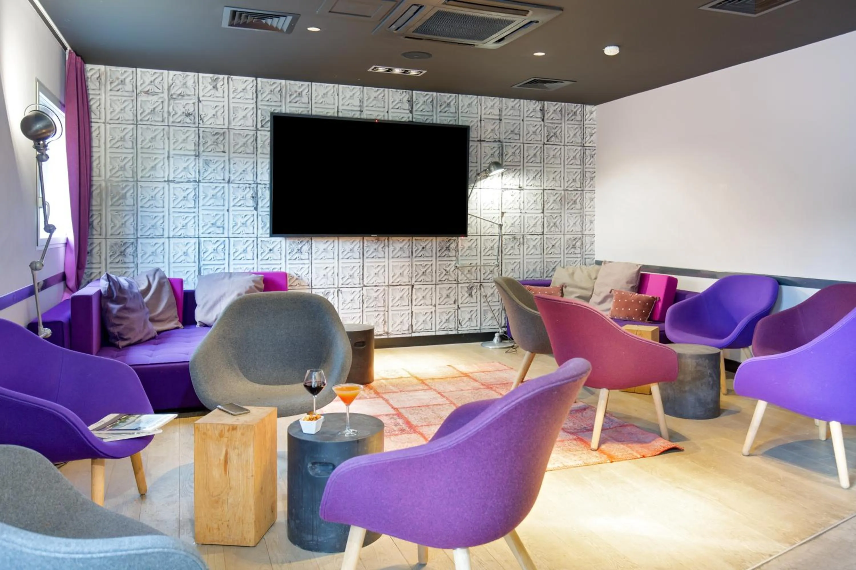 Lounge or bar in Campanile Clermont Ferrand Centre