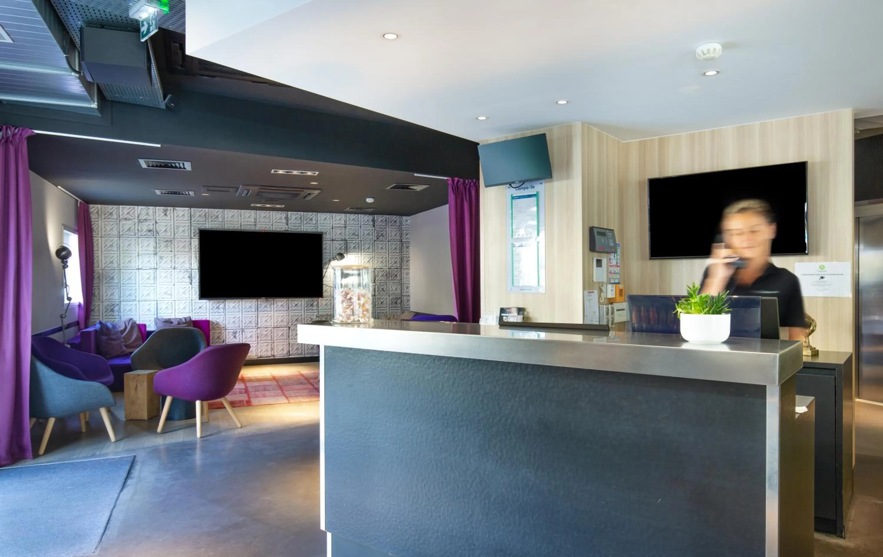 Lobby or reception in Campanile Clermont Ferrand Centre