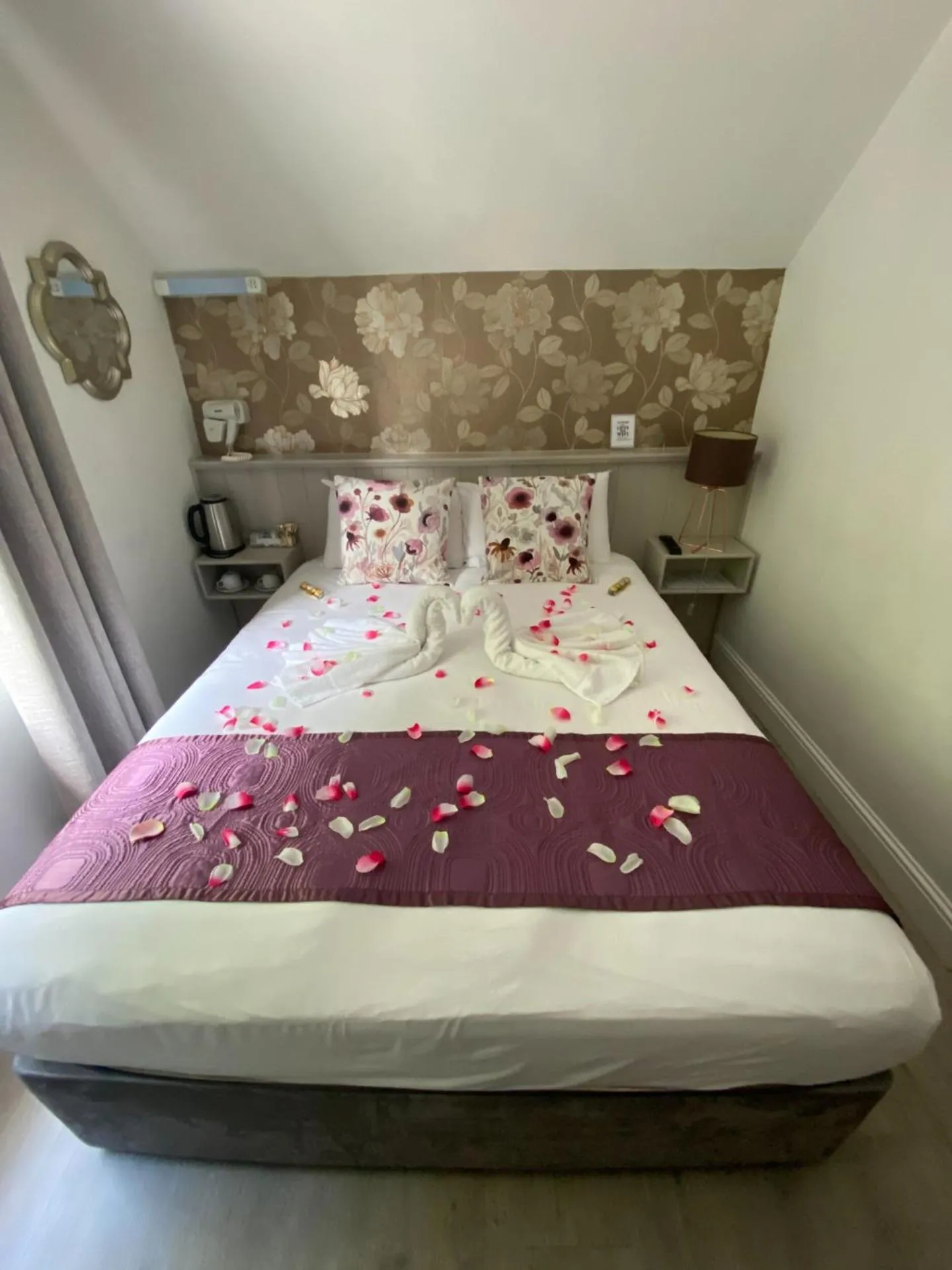 Bedroom, Bed in The Town House Hotel